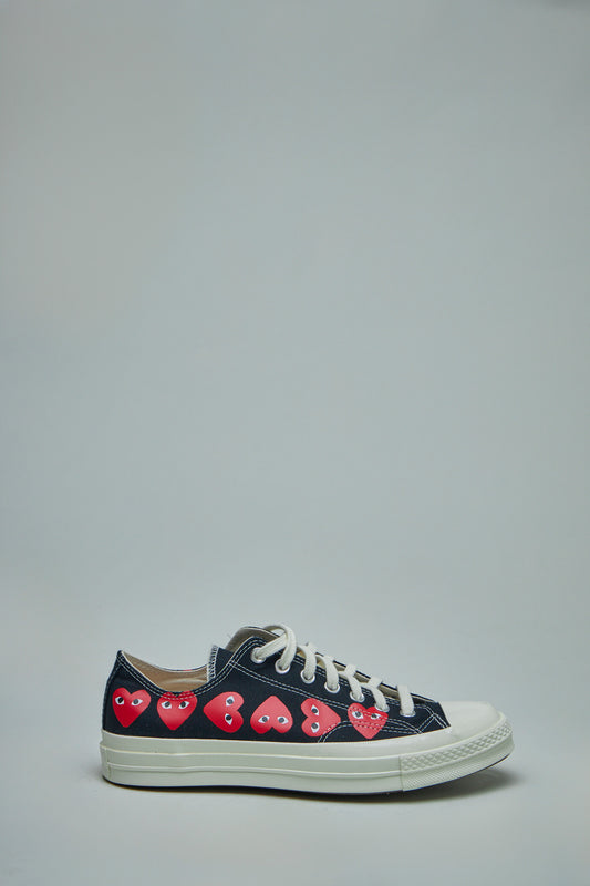Niedriger Schuh mit Herzmotiv, mehrfarbig