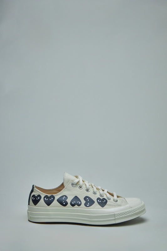 Niedriger Schuh mit Herzmotiv, mehrfarbig
