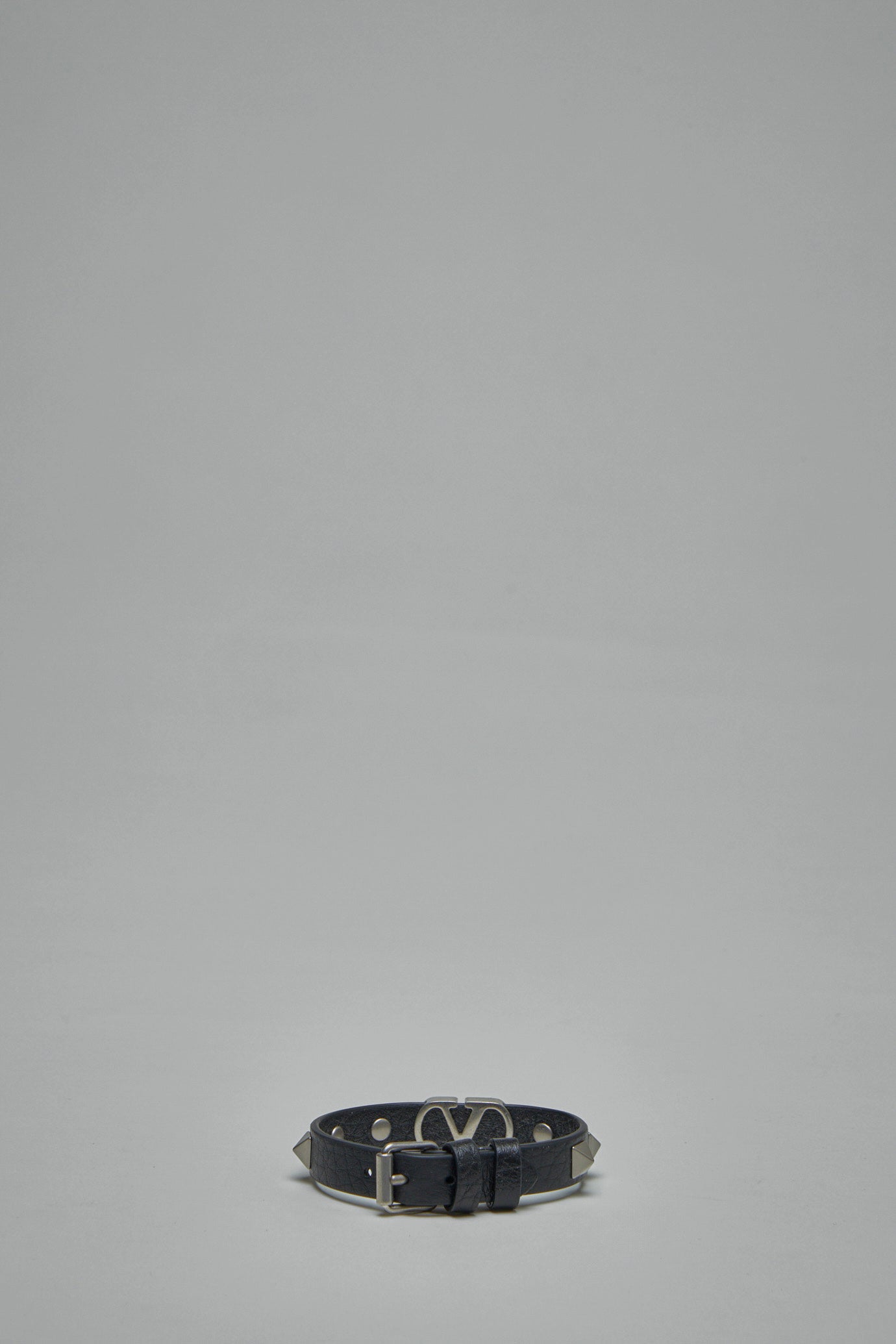 Armband aus genarbtem Kalbsleder mit V-Logo-Signatur