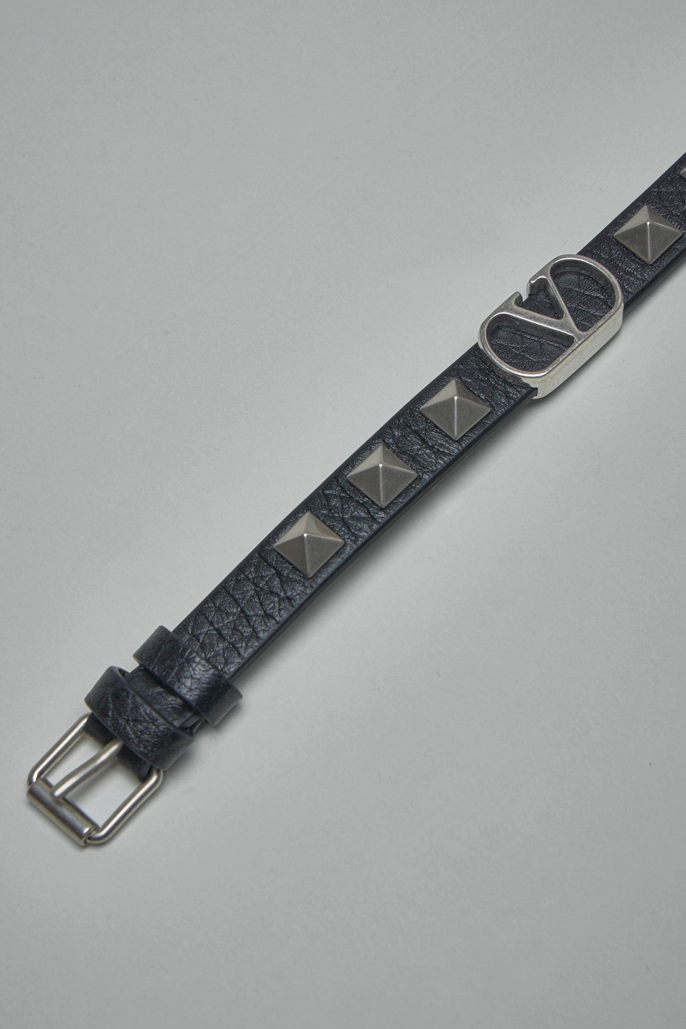 Armband aus genarbtem Kalbsleder mit V-Logo-Signatur