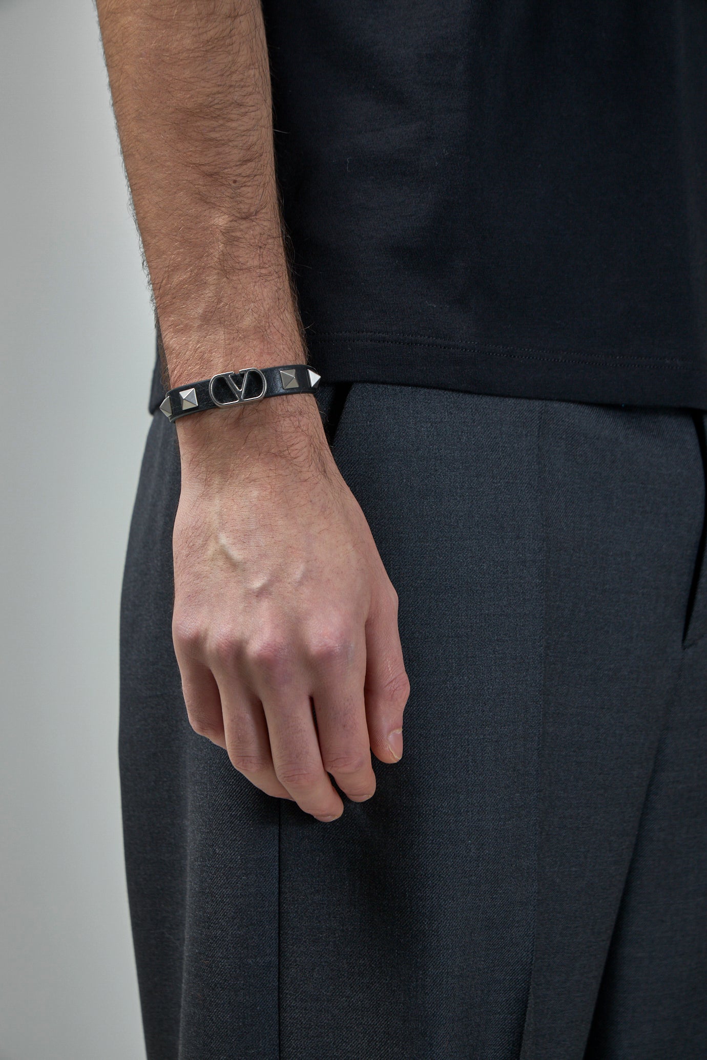 Armband aus genarbtem Kalbsleder mit V-Logo-Signatur
