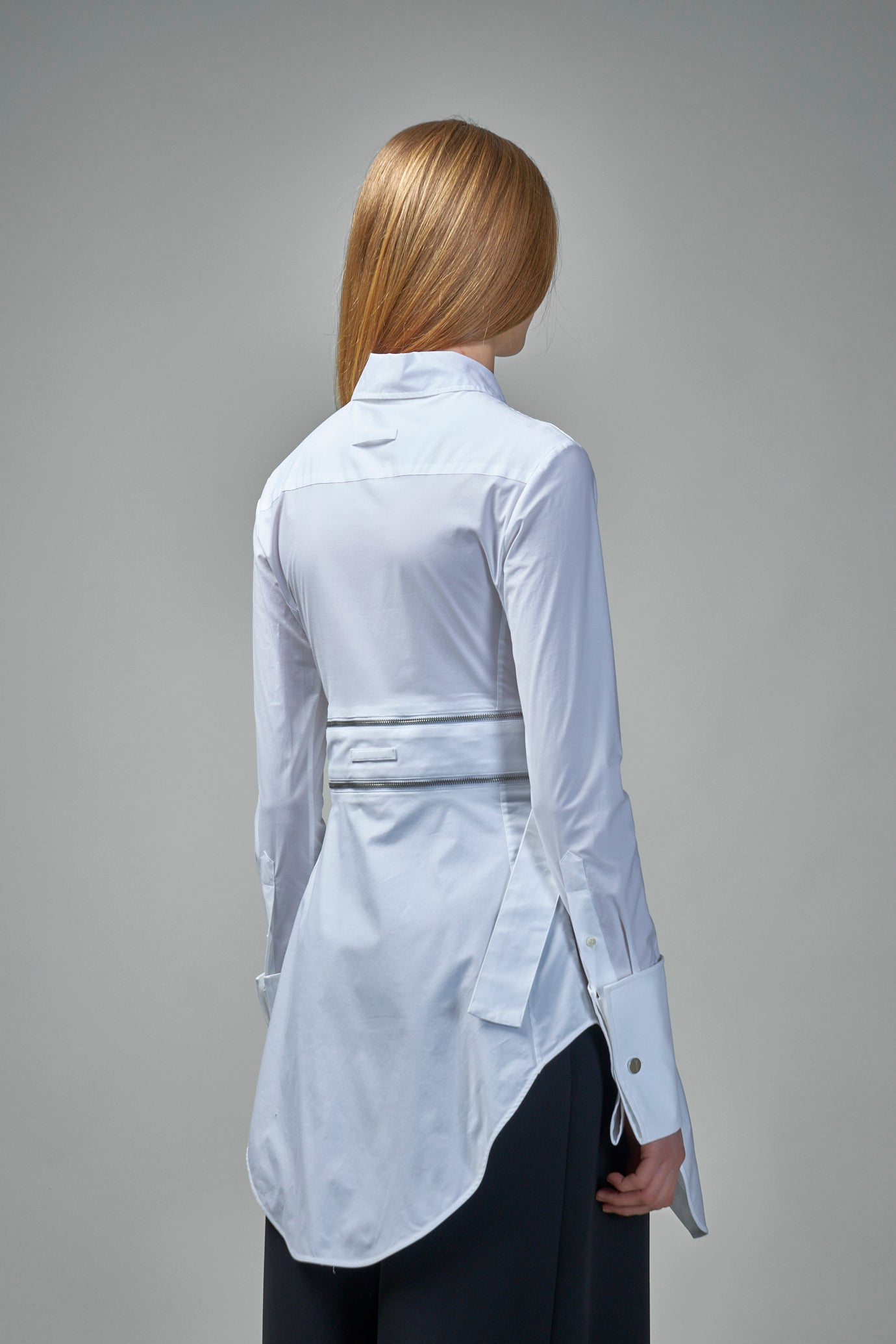 Das Kleid mit Gürtel