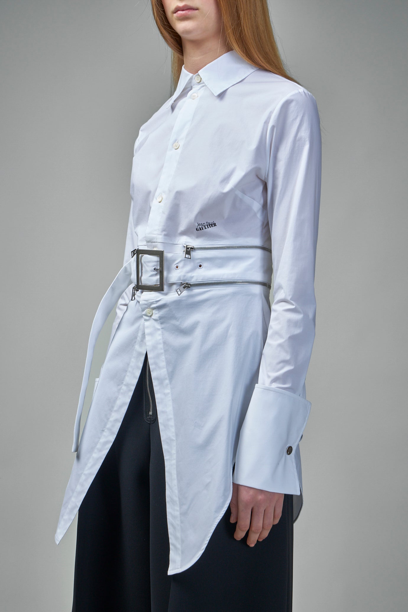 Das Kleid mit Gürtel