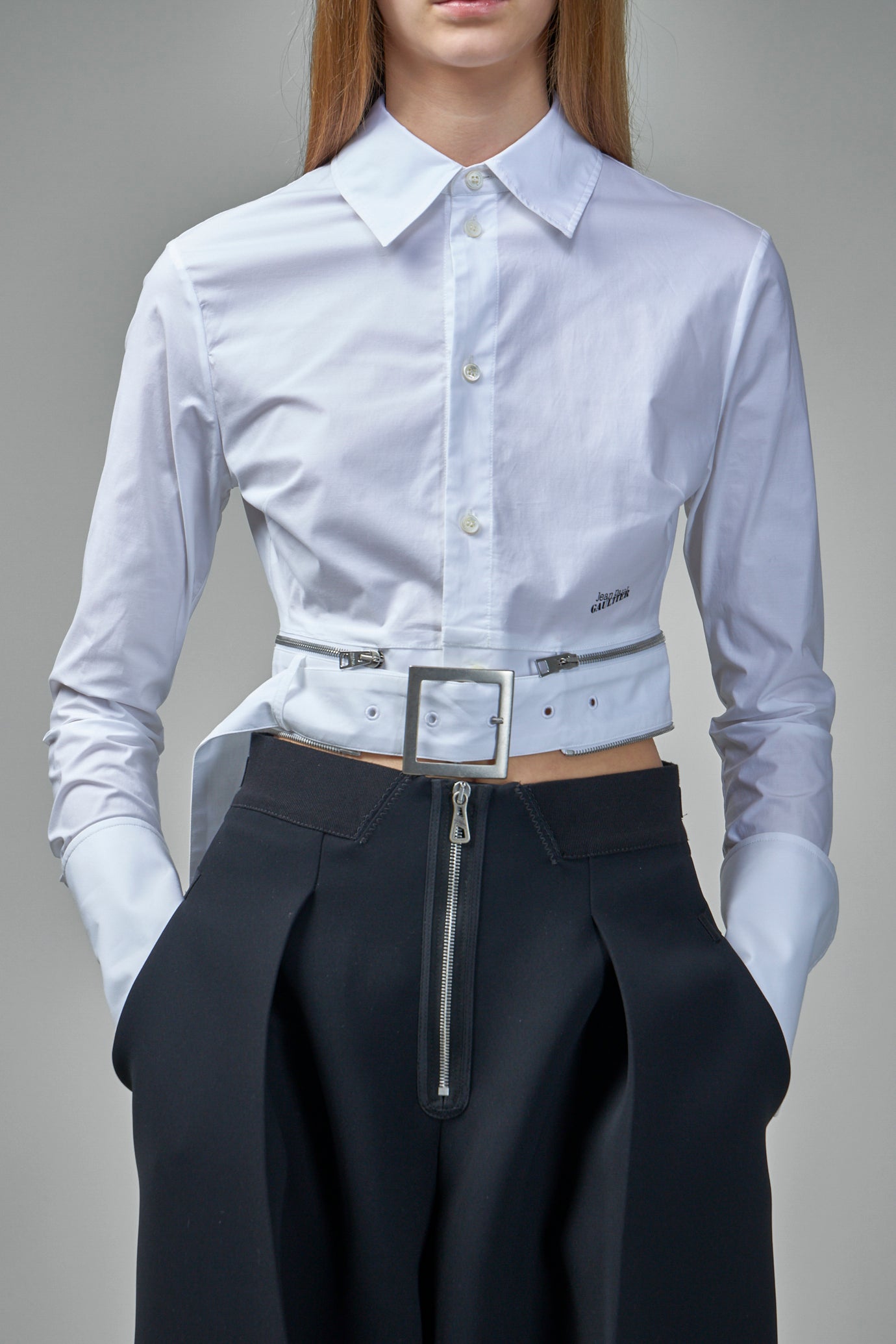 Das Kleid mit Gürtel
