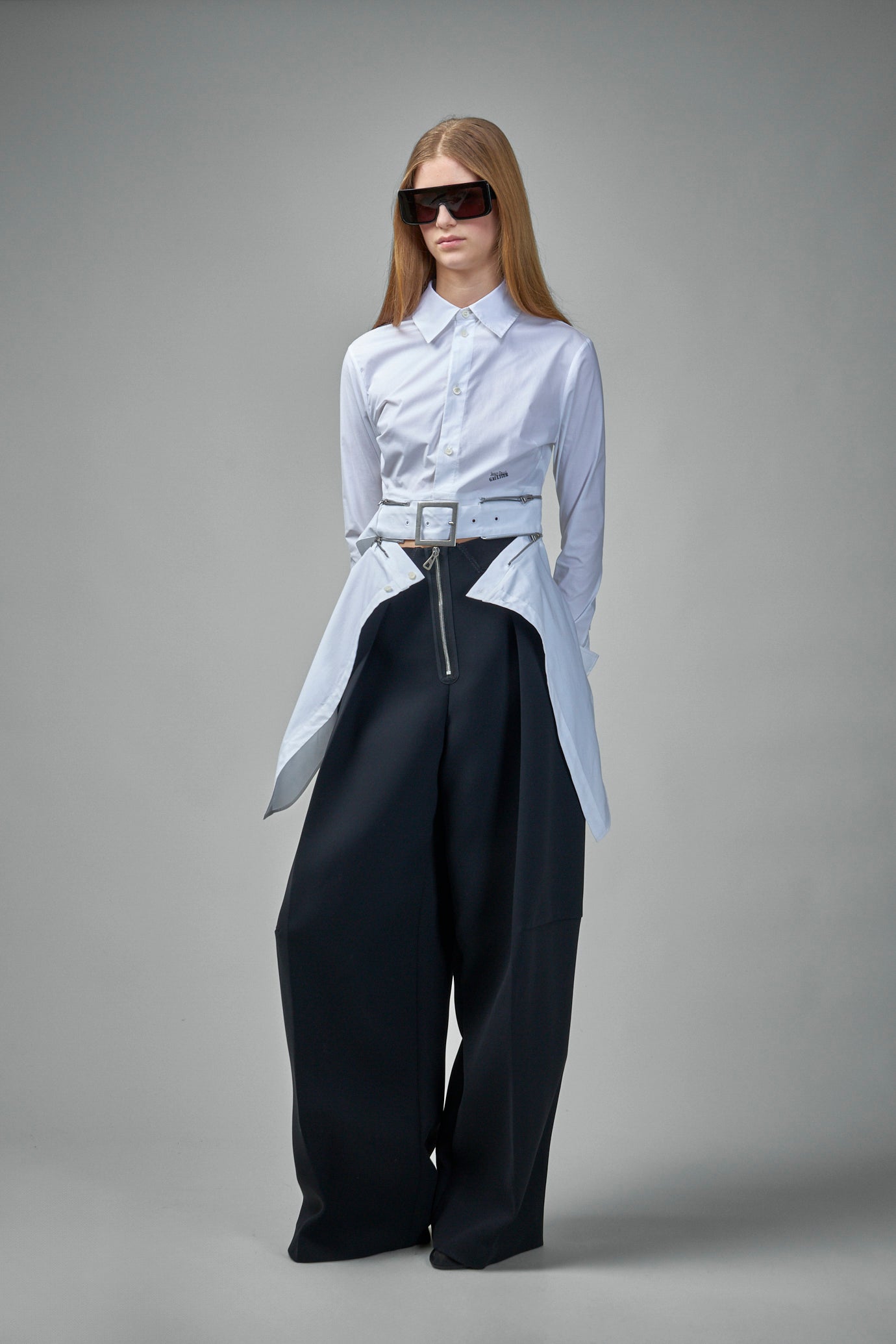 Das Kleid mit Gürtel