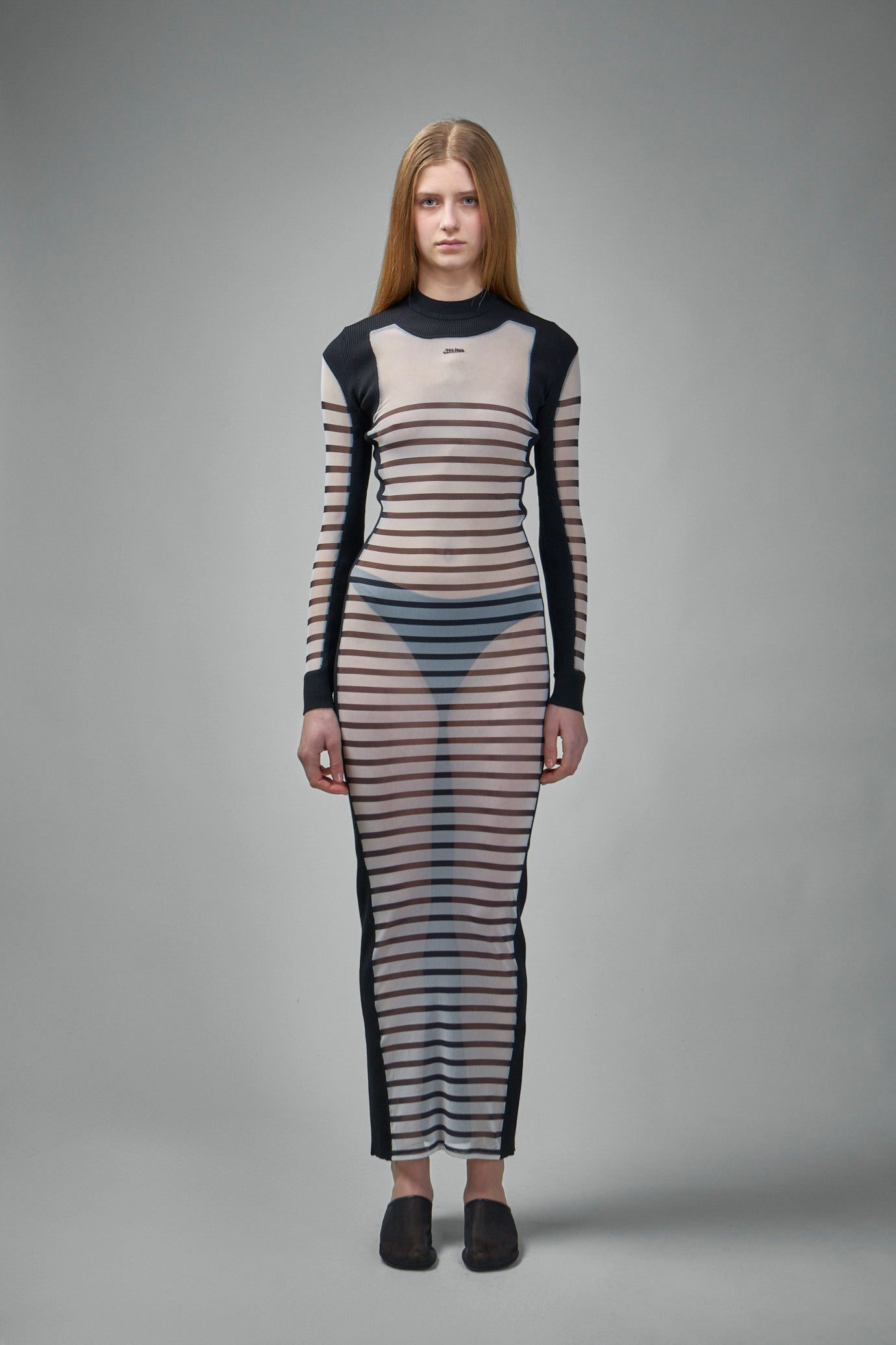 Das lange Marinière-Kleid aus zwei Materialien