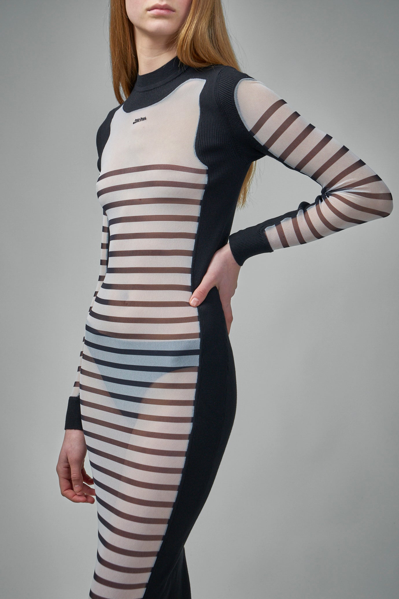 Das lange Marinière-Kleid aus zwei Materialien