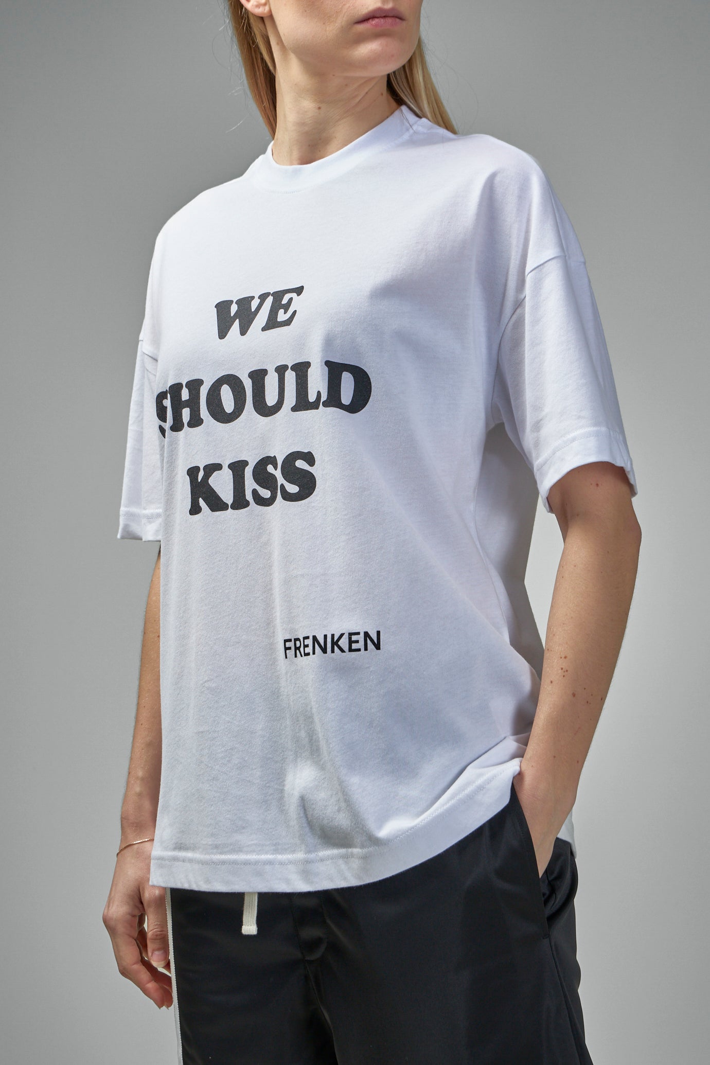 252314-100 T-Shirt We Should Kiss weiß 100