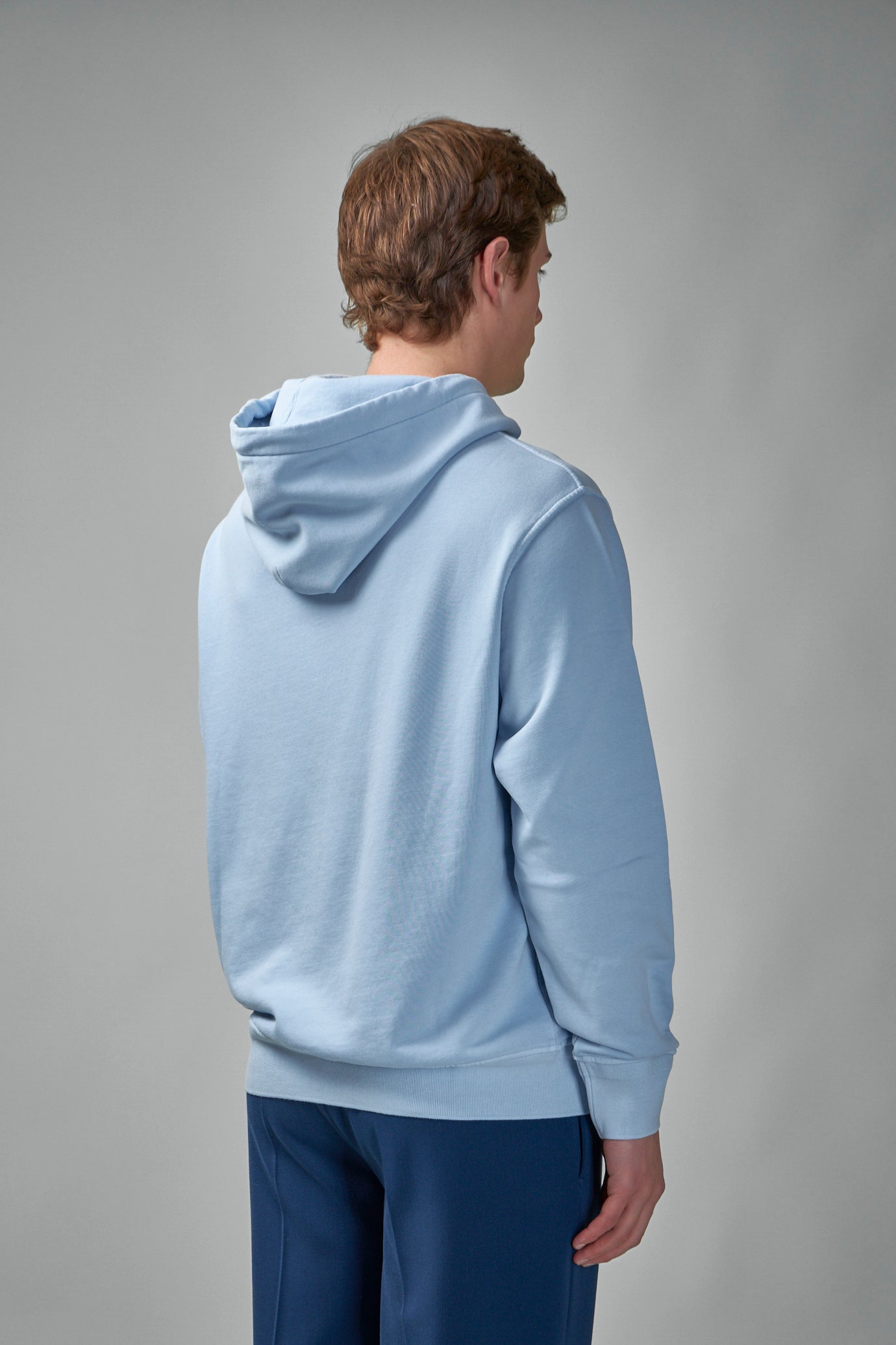 Kapuzensweatshirt mit diagonal erhabenen Fleecelinsen