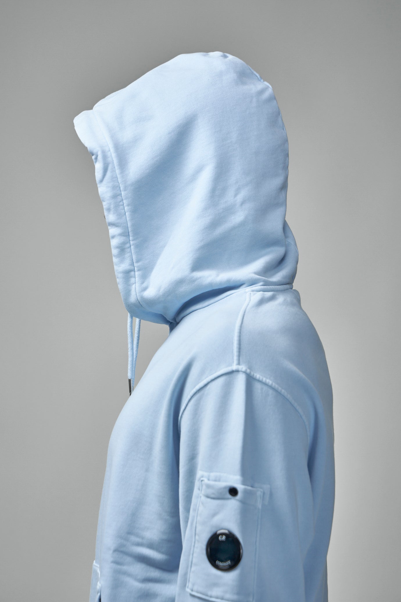 Kapuzensweatshirt mit diagonal erhabenen Fleecelinsen