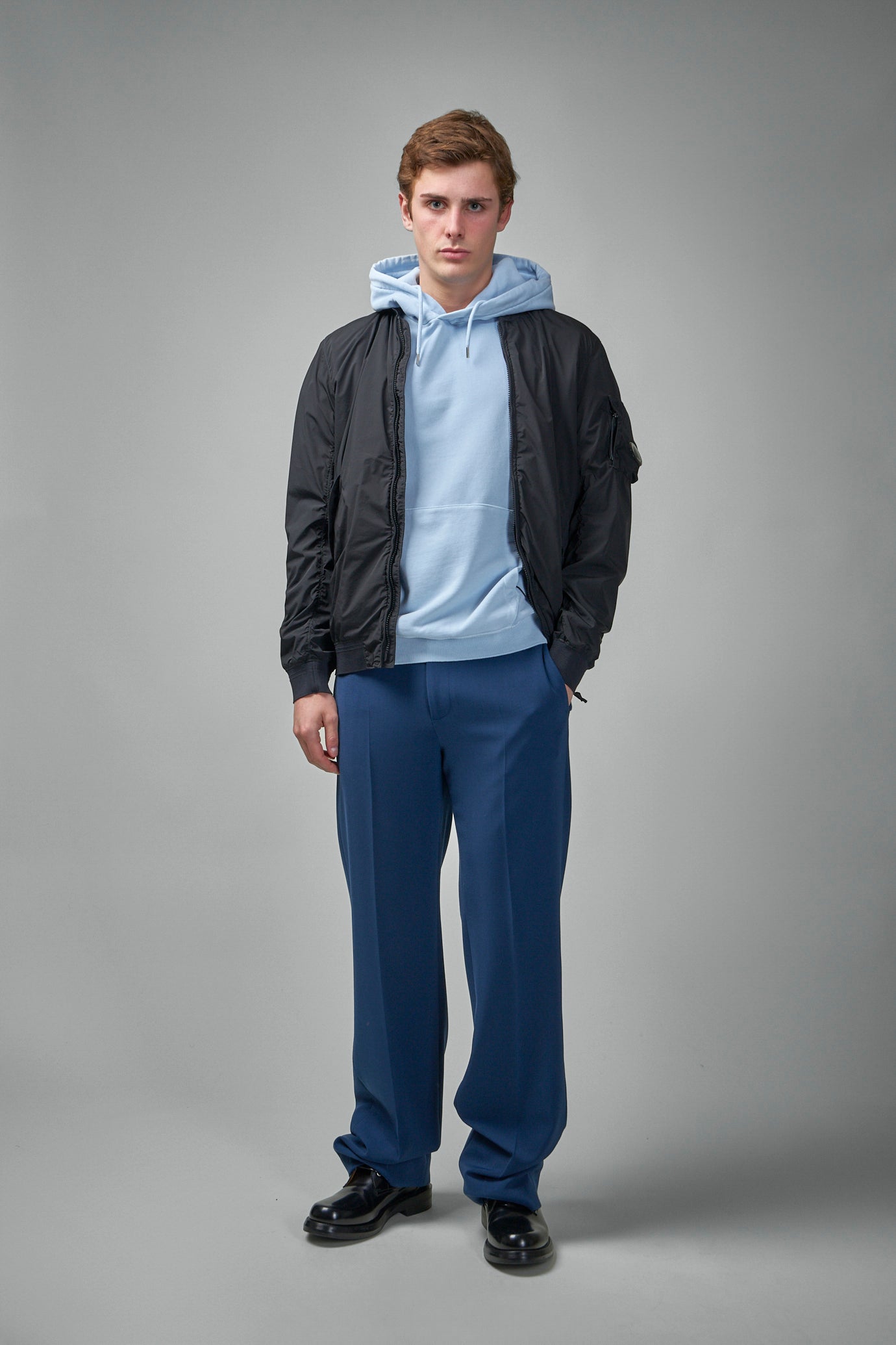 Kapuzensweatshirt mit diagonal erhabenen Fleecelinsen