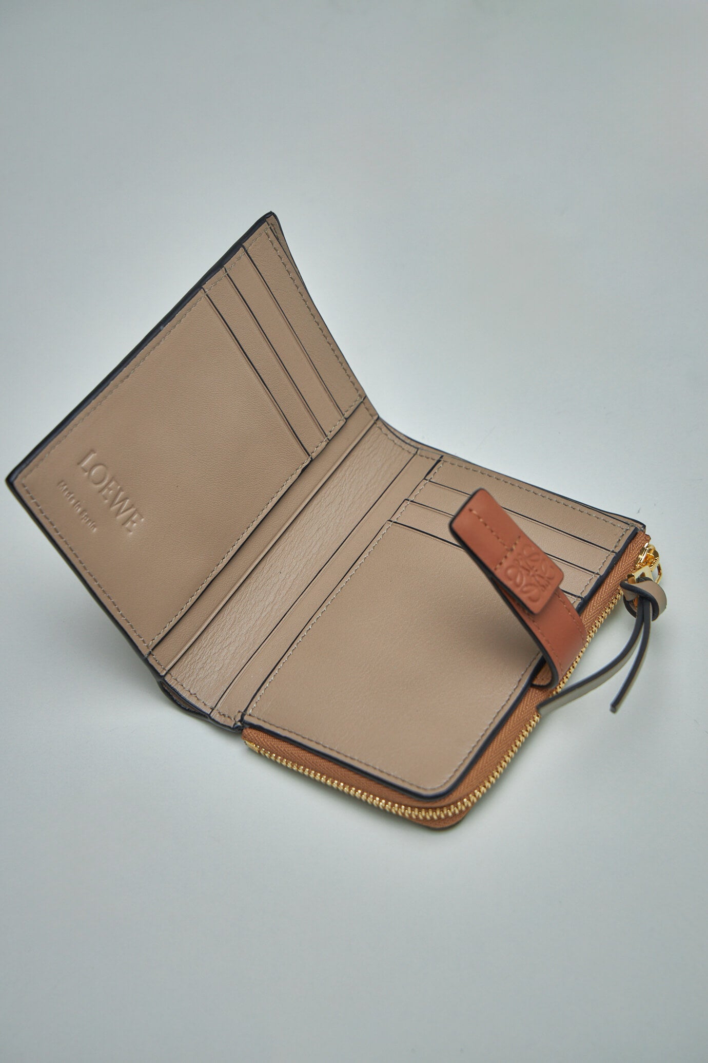 Loewe Slim Compact Wallet toffe tan LABELS