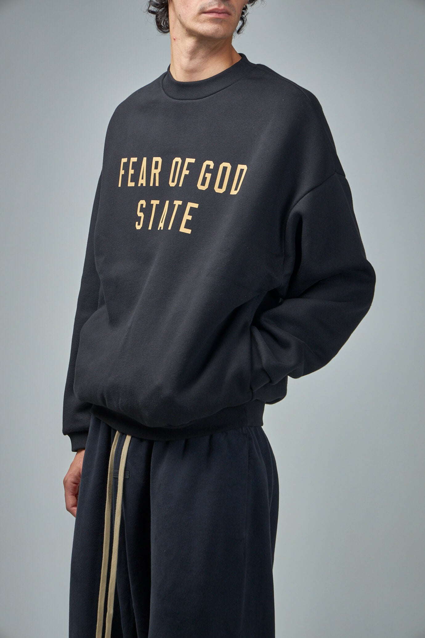 Fear of God Essentials Crewneck purchases Sweatshirt Black Medium