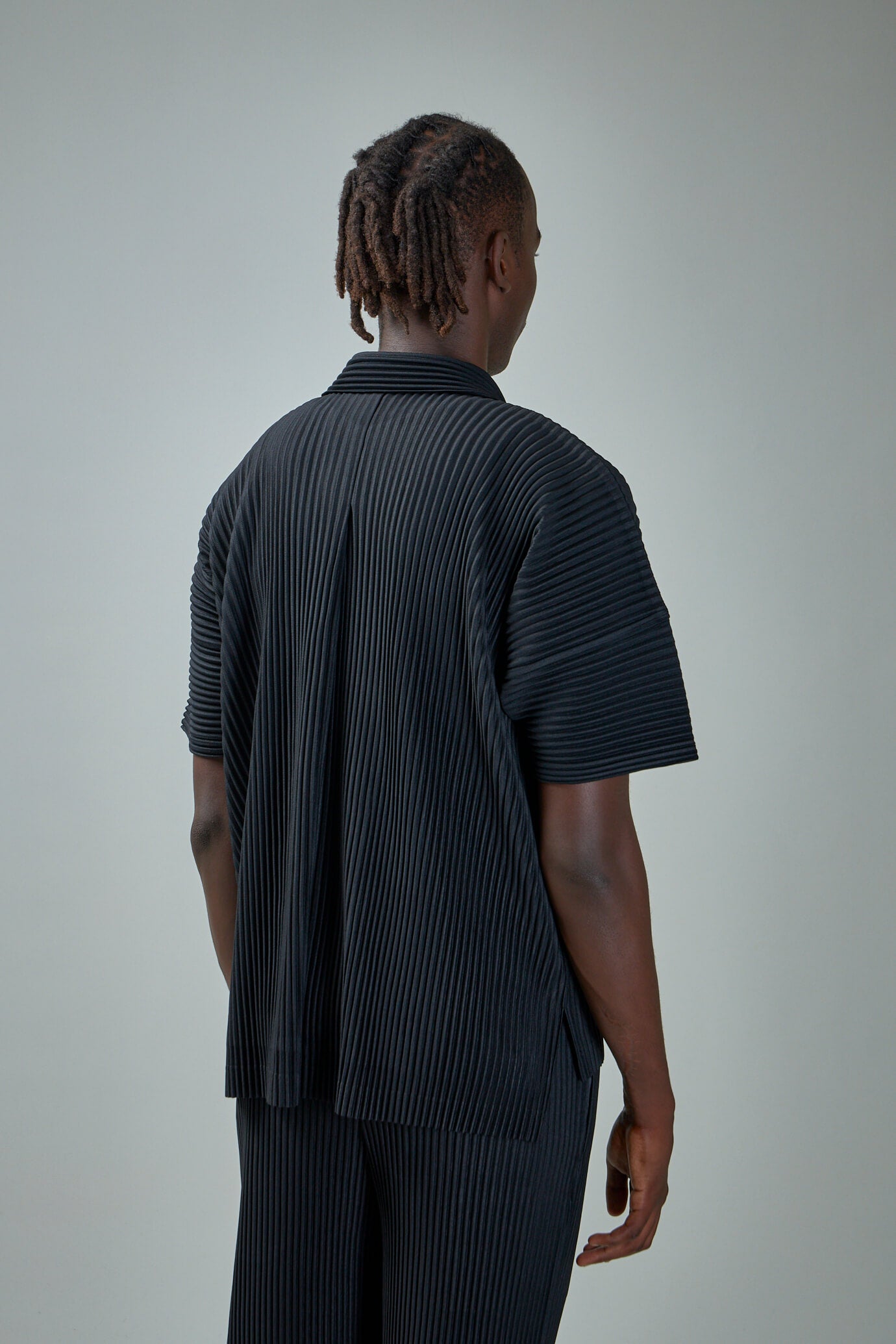 HOMME PLISSÉ MONTHLY COLOR MARCHブラックサイズ2