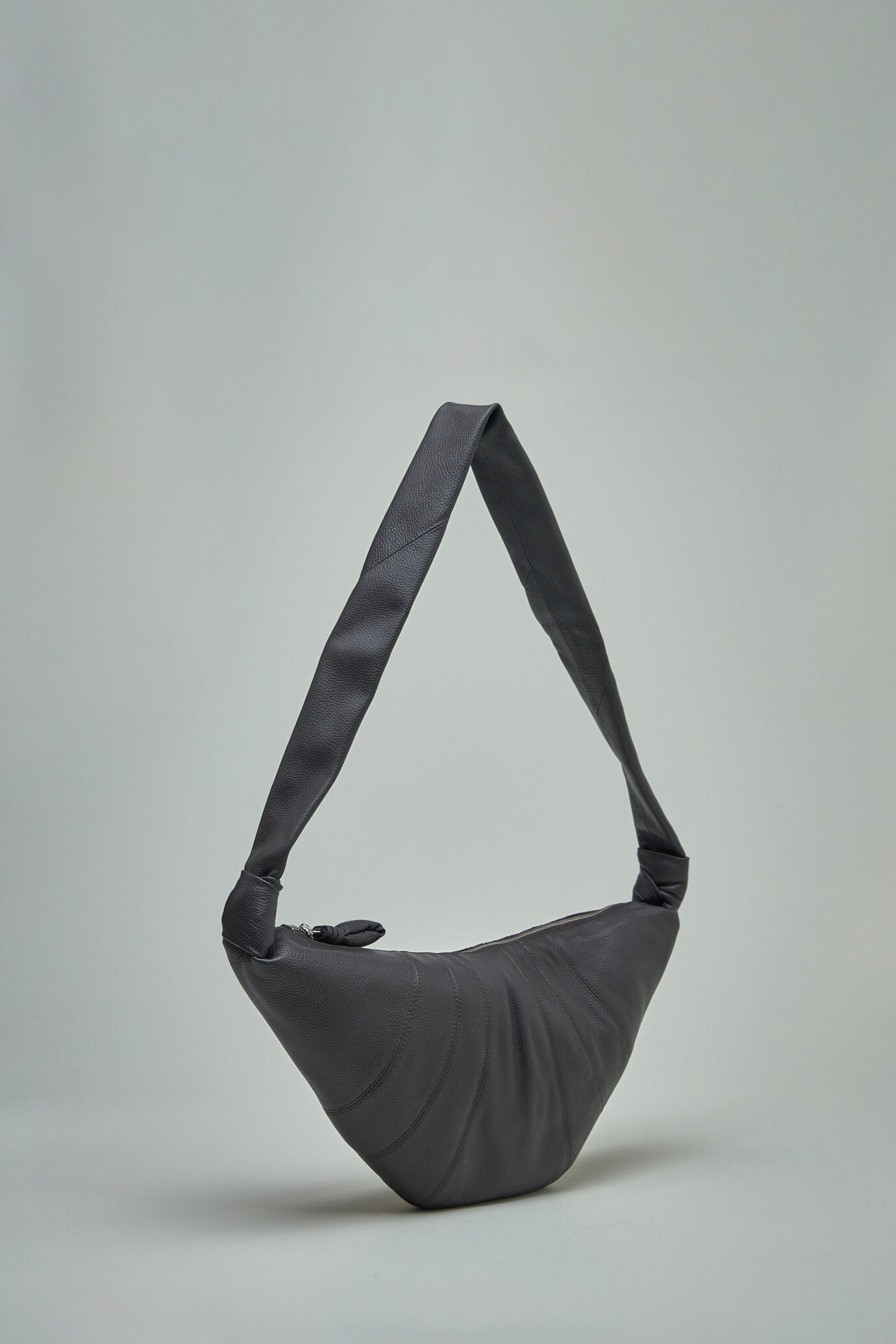 Mittelgroße Croissant-Tasche aus weichem genarbtem Leder