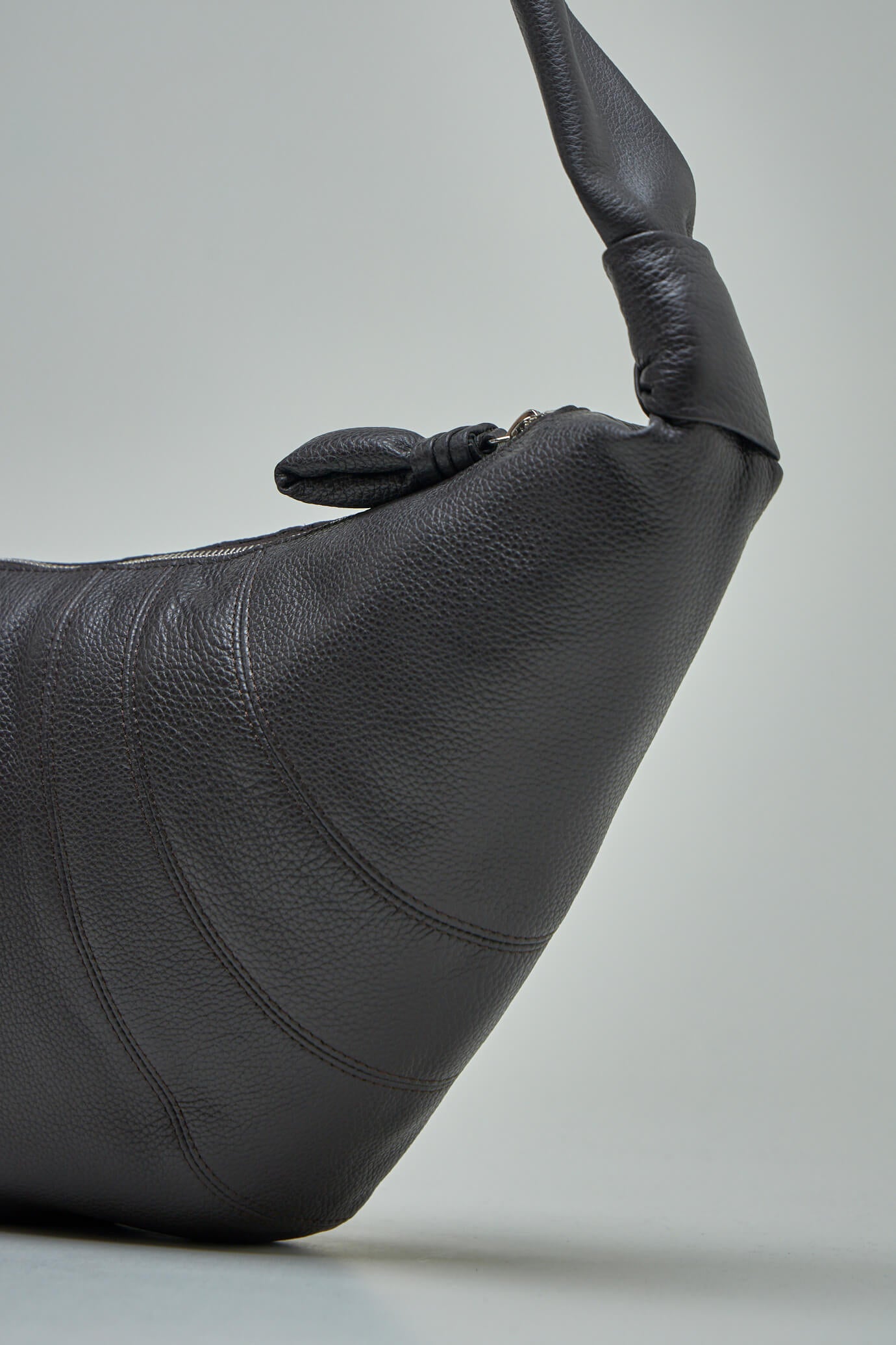 Mittelgroße Croissant-Tasche aus weichem genarbtem Leder