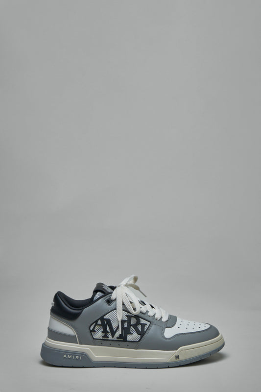 Klassischer niedriger Sneaker