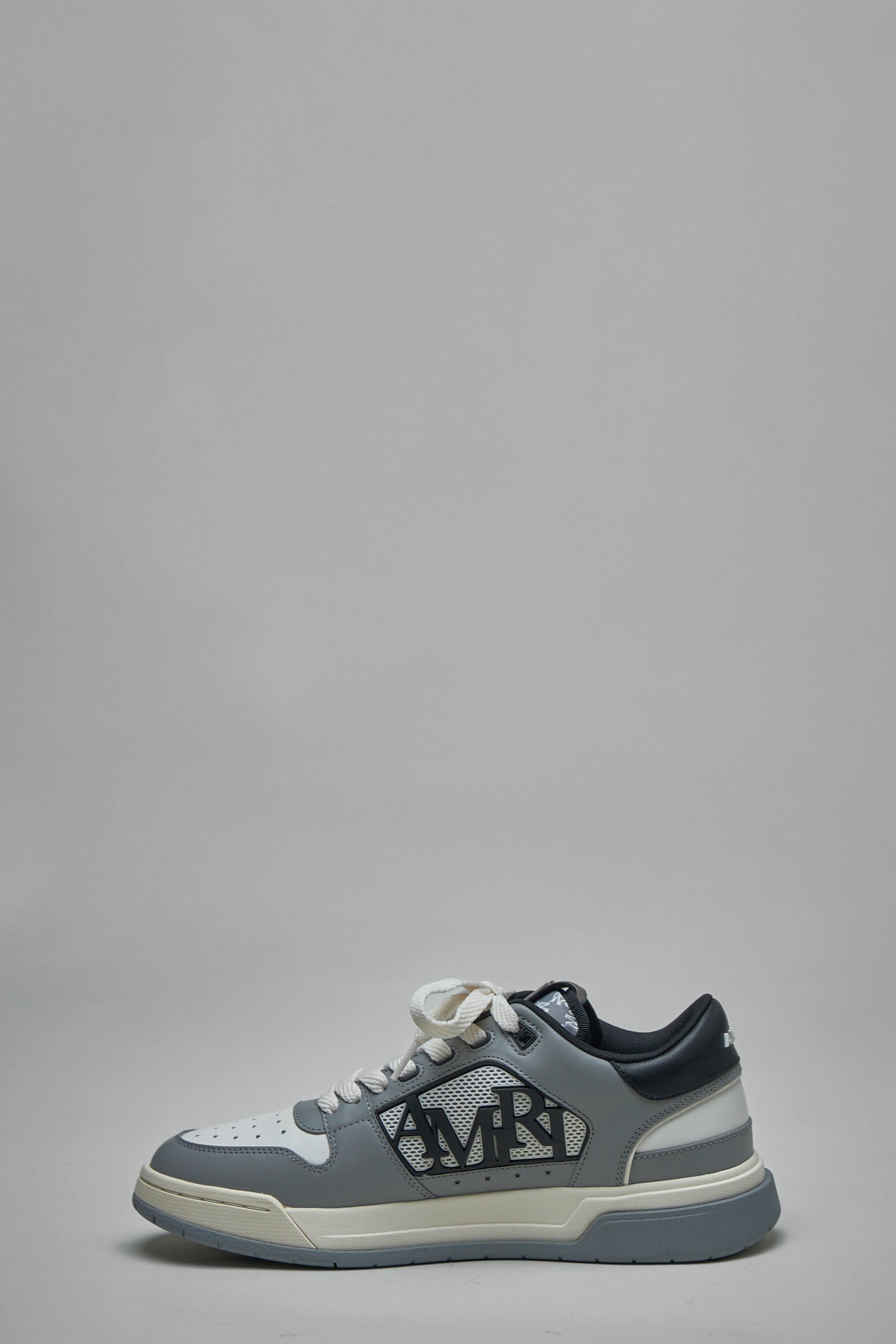 Klassischer niedriger Sneaker