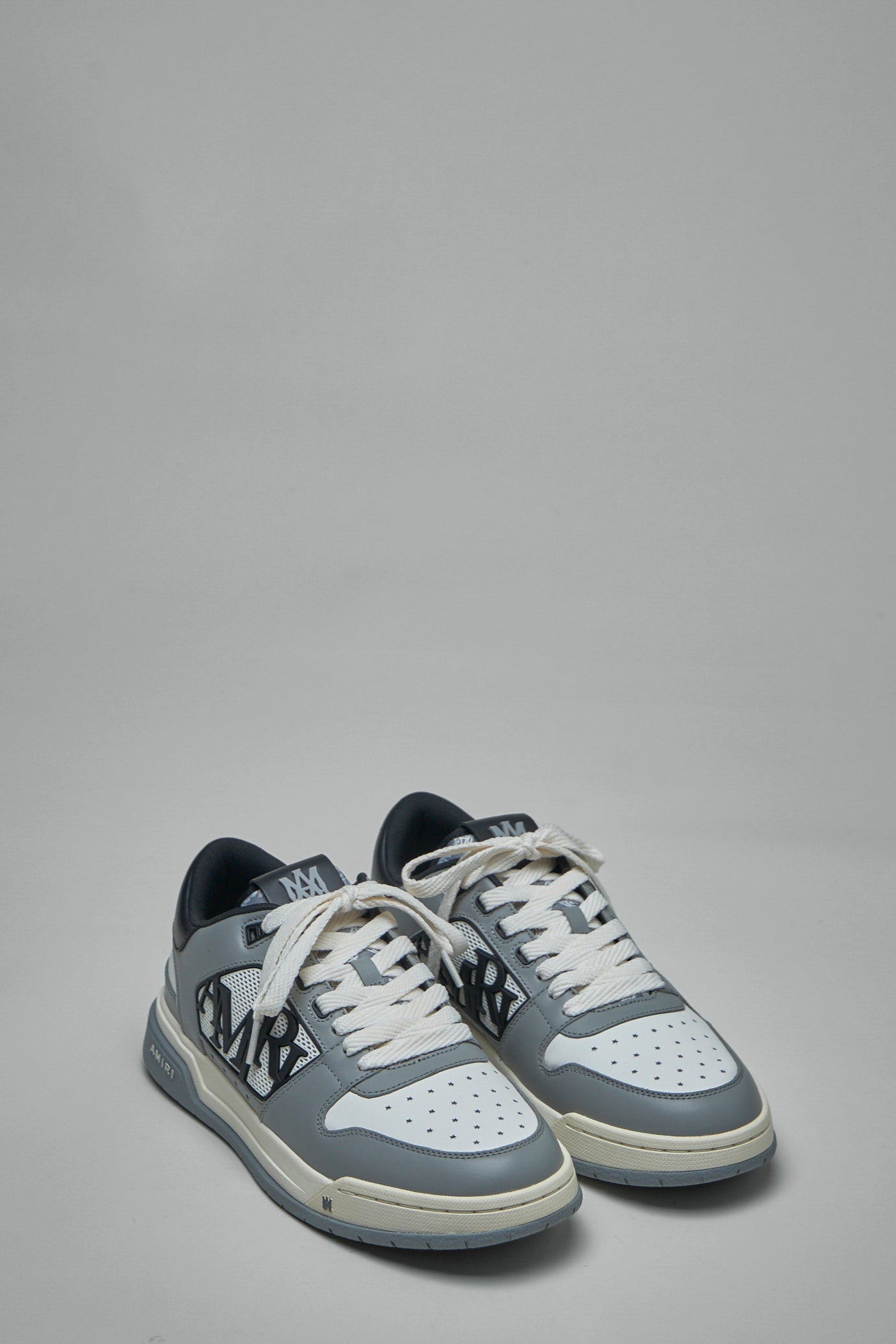Klassischer niedriger Sneaker
