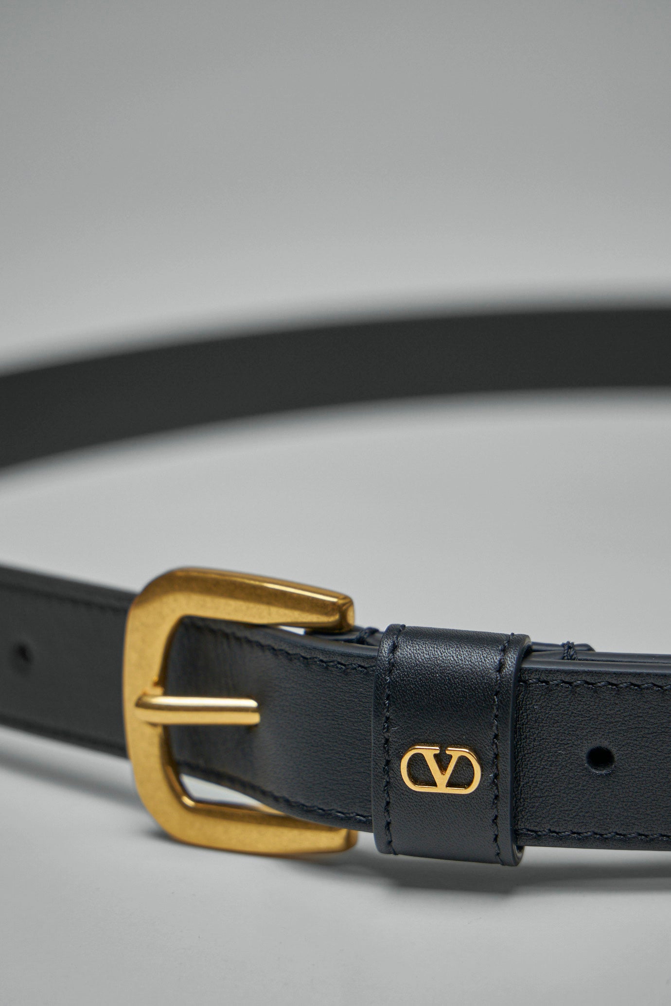 V-Logo Signature Belt in Shiny Calfskin