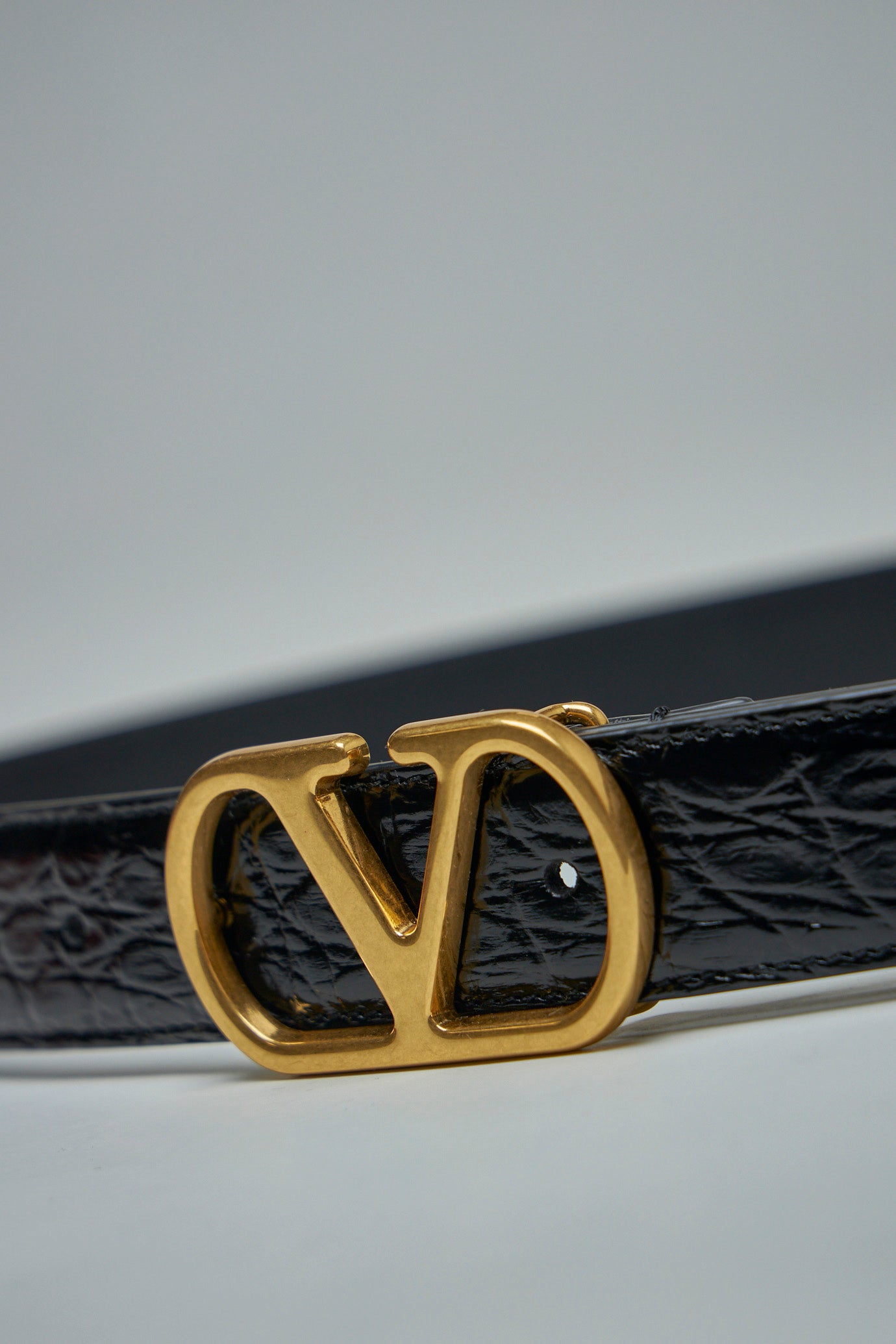 V-Logo Signature Crocodile Belt