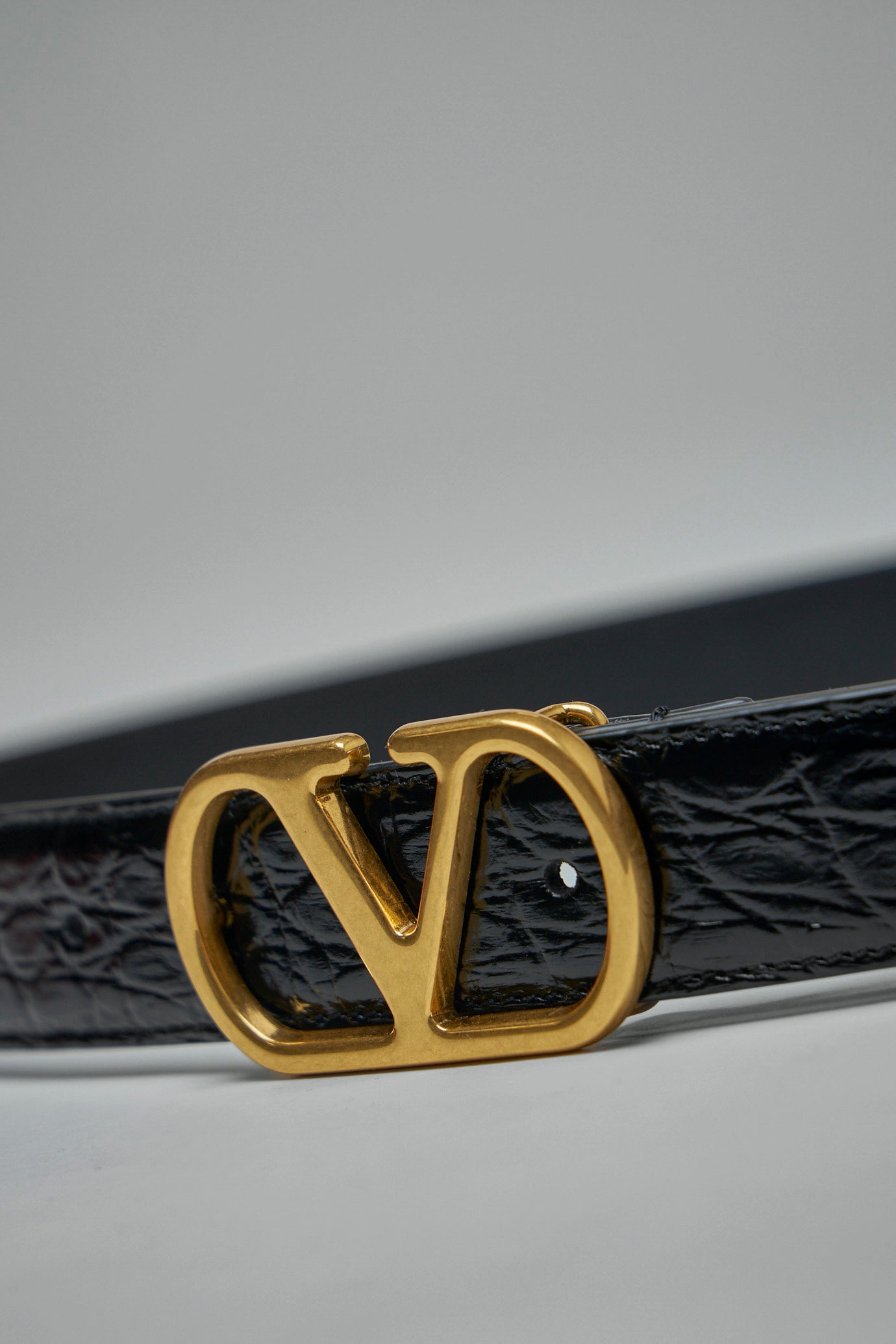 Krokodilgürtel mit V-Logo