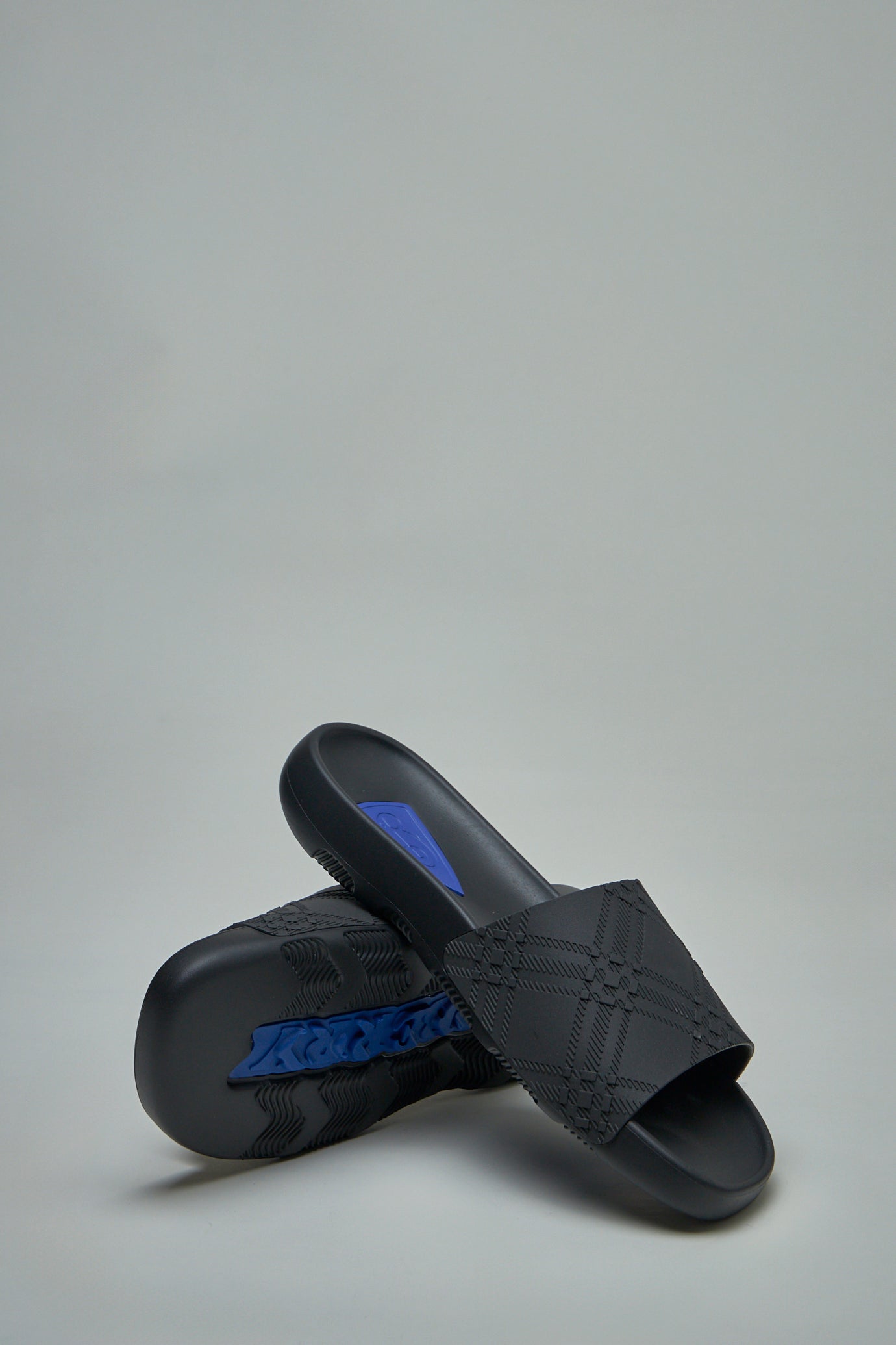 Embossed Check Dive Slides