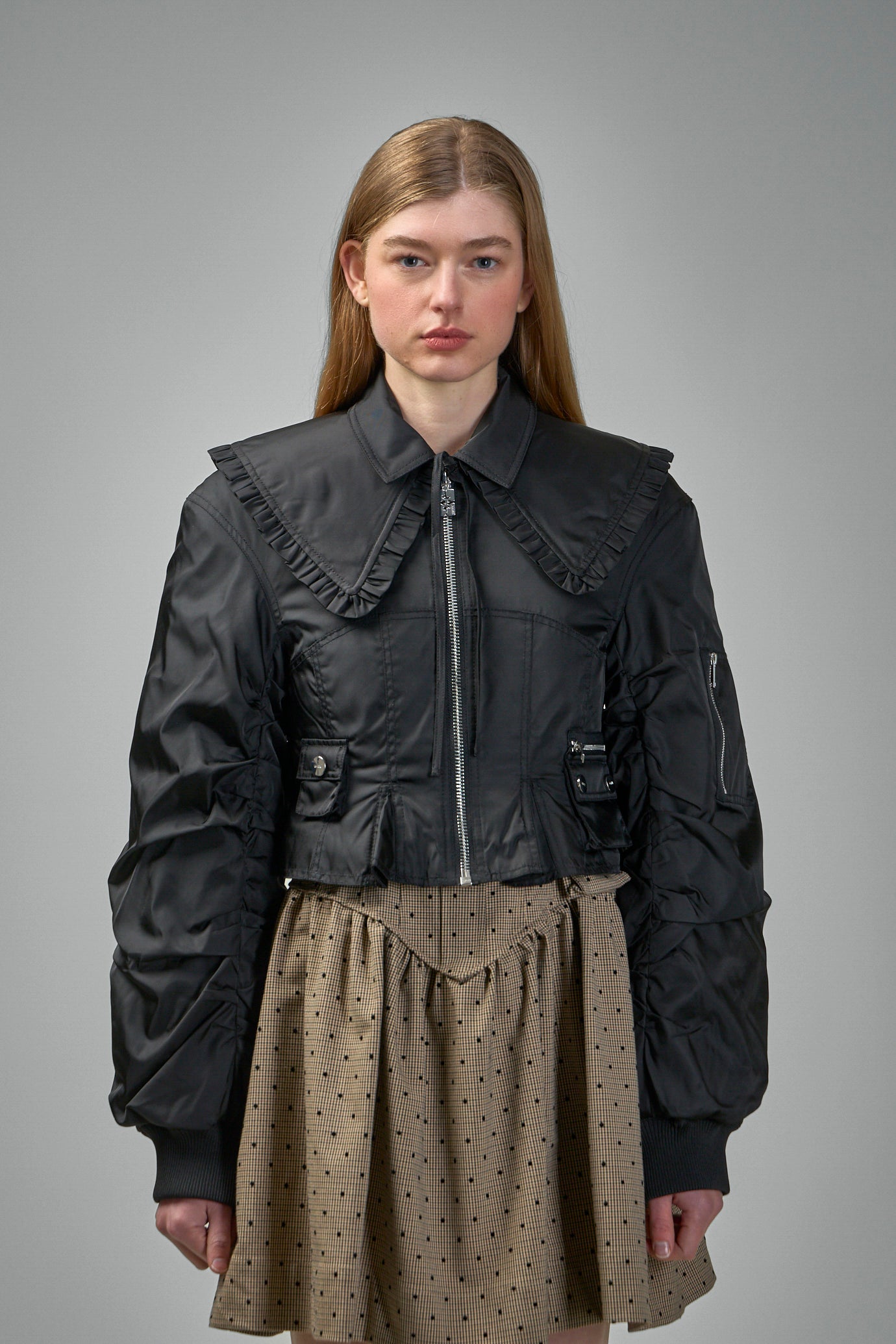W0279 Taillierte Jacke aus Duchesse-Nylon schwarz 099