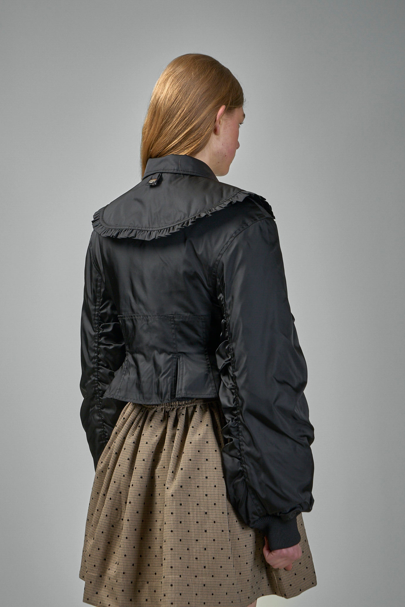 W0279 Taillierte Jacke aus Duchesse-Nylon schwarz 099