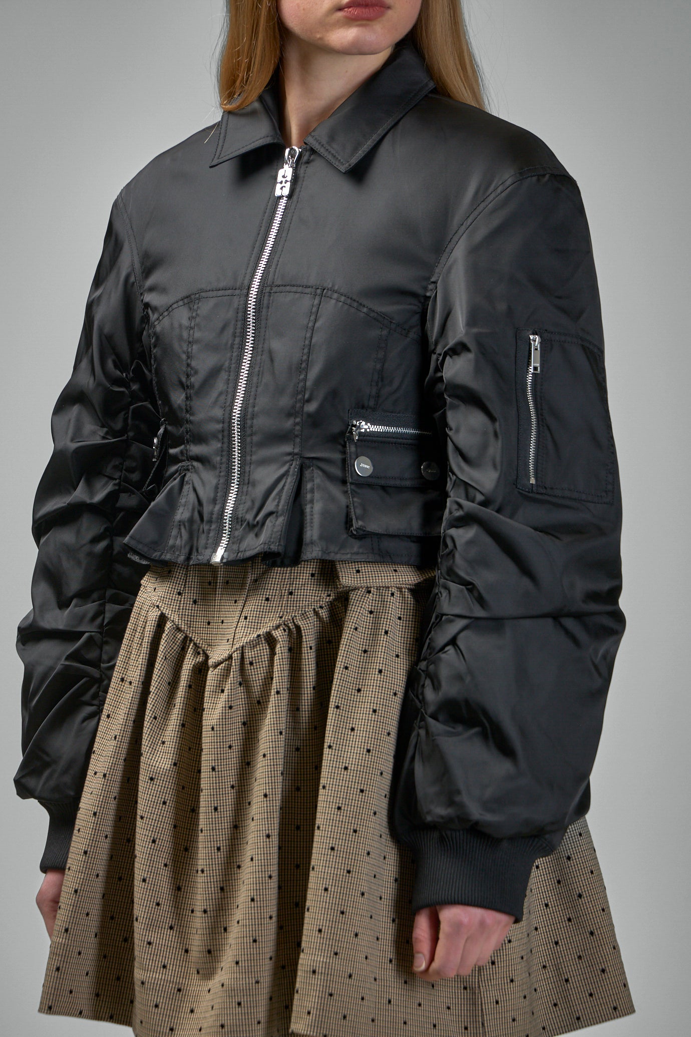 W0279 Taillierte Jacke aus Duchesse-Nylon schwarz 099
