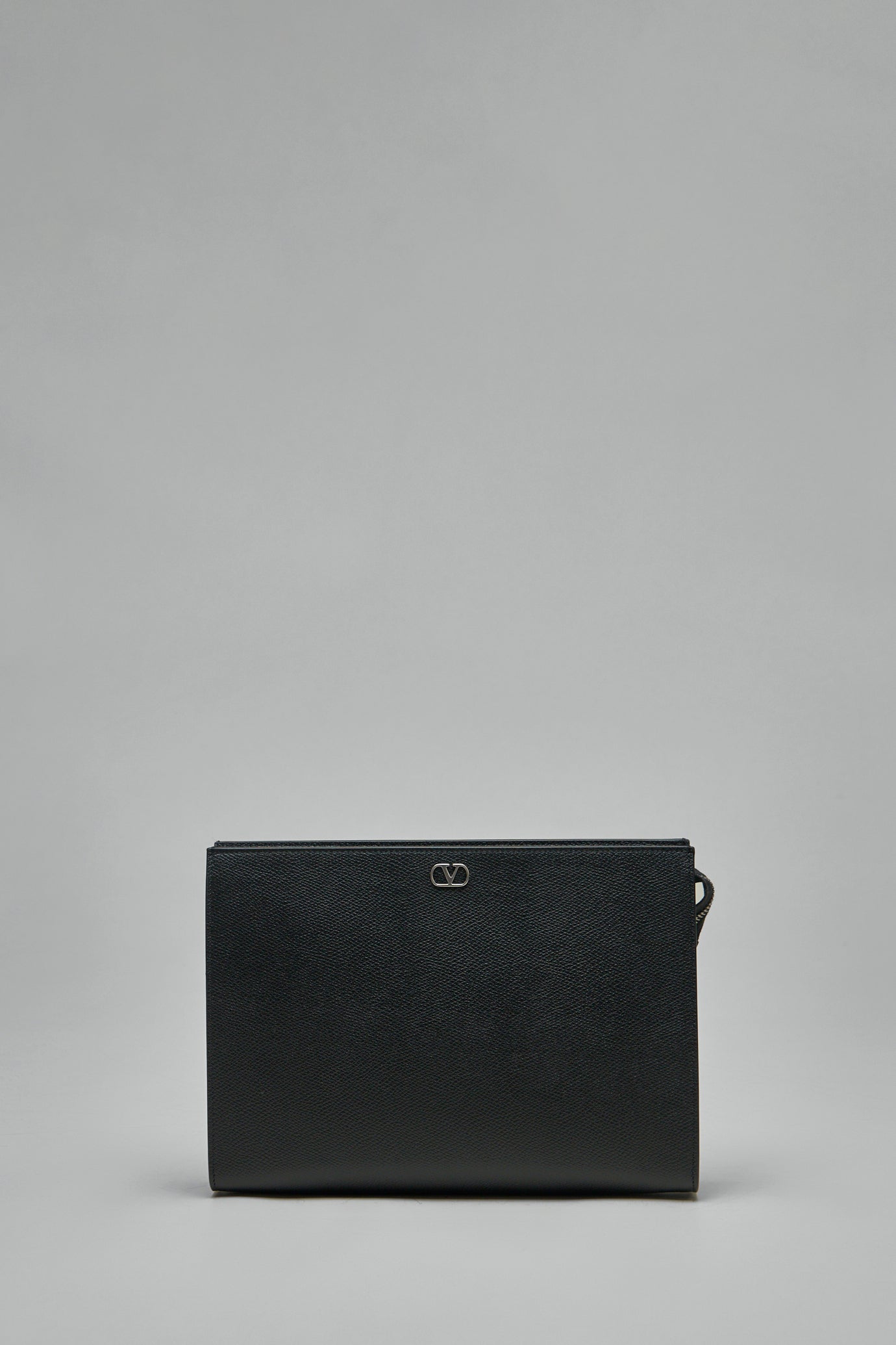 VLogo Signature Grainy Calfskin Pouch