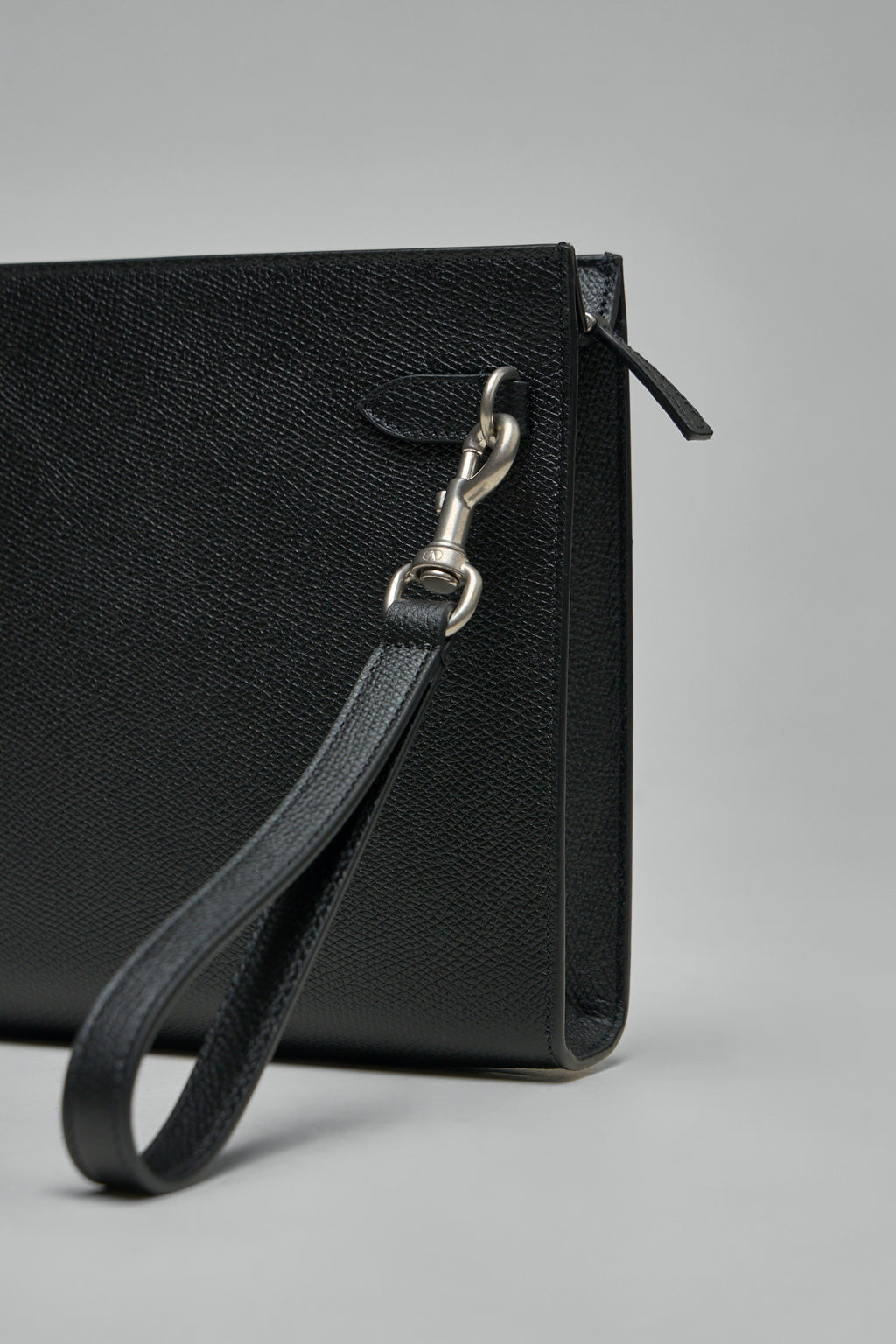 VLogo Signature Grainy Calfskin Pouch