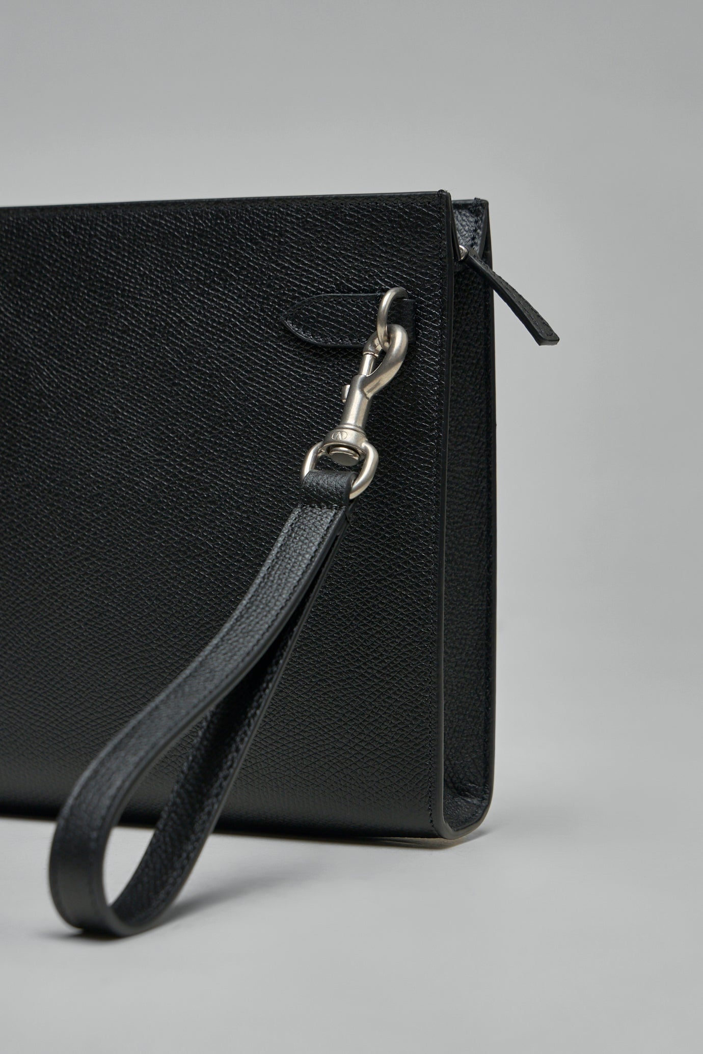 VLogo Signature Grainy Calfskin Pouch