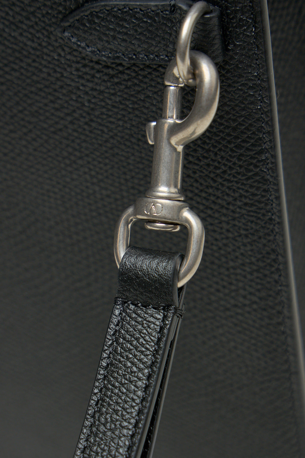 VLogo Signature Grainy Calfskin Pouch