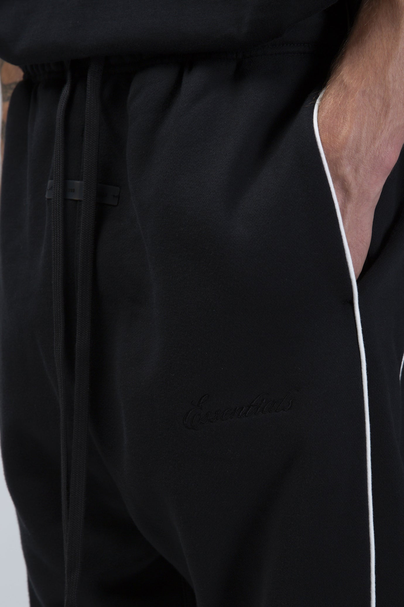 Relaxed Fleece Sweatpant With Piping