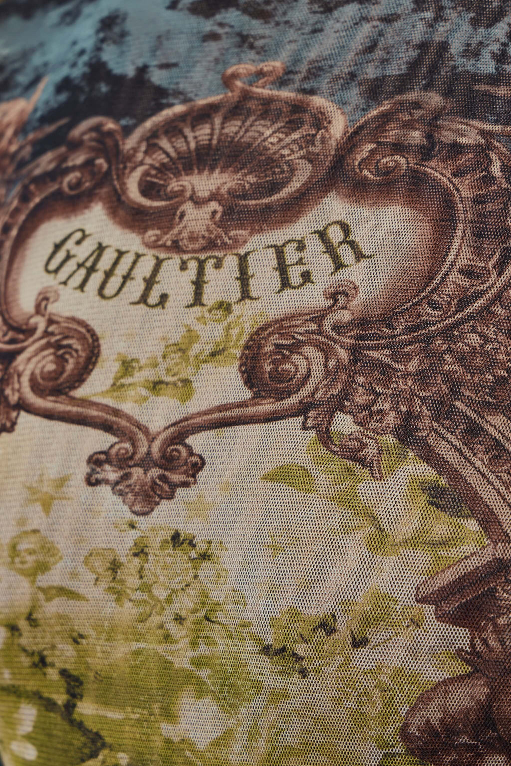 Mesh Body with Open Back Printed Medaillon