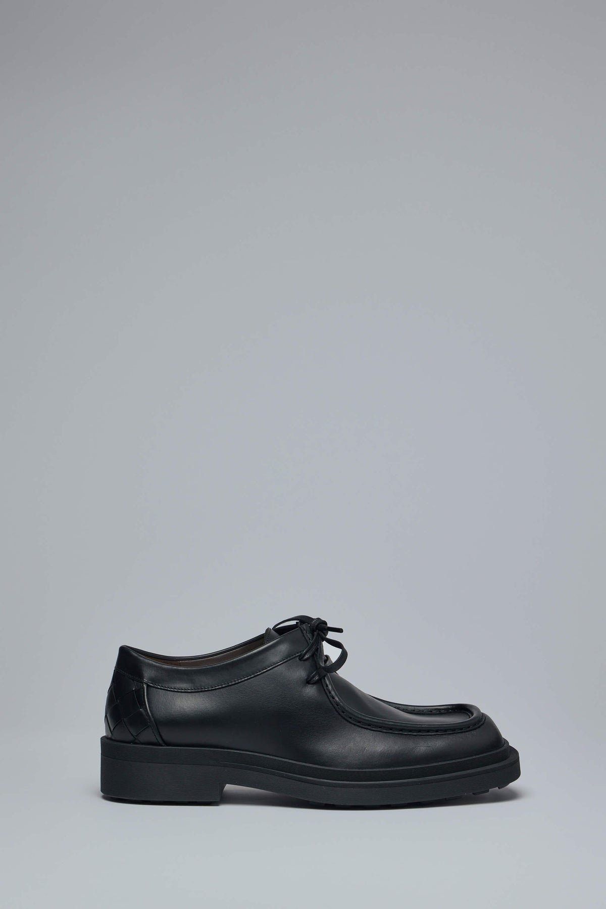 Bottega Veneta flats in black leather with lace-up design and woven heel detail