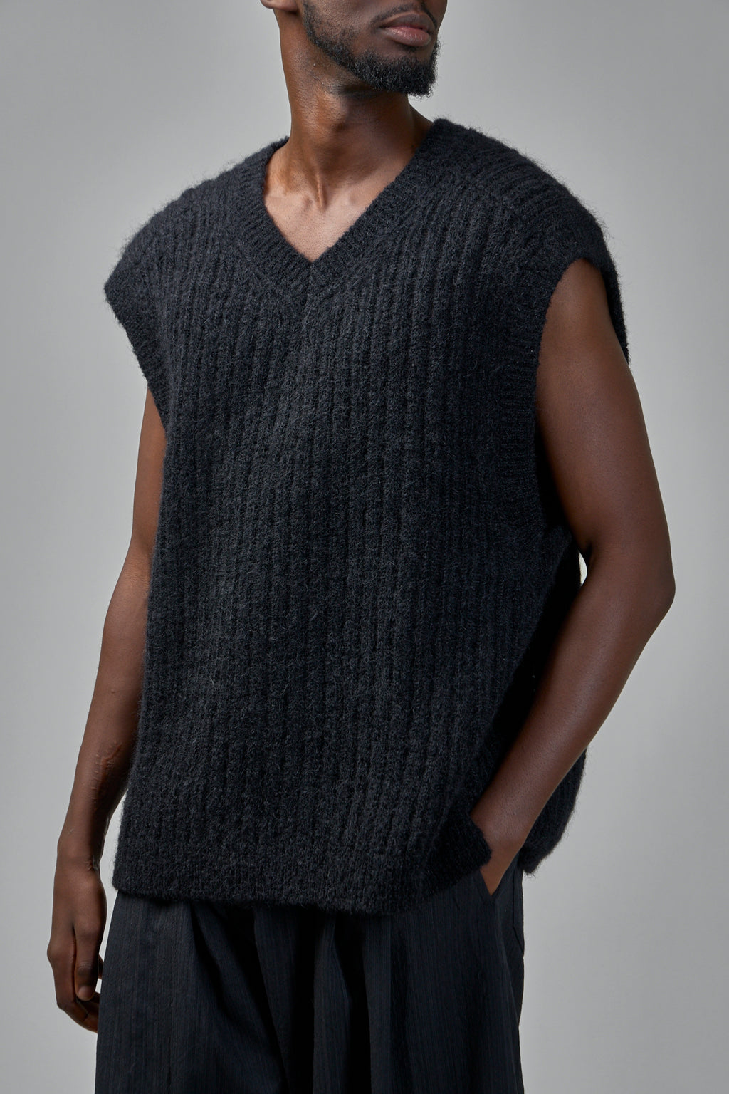 Knit#72 Wide fit Sleeveless V-Neck