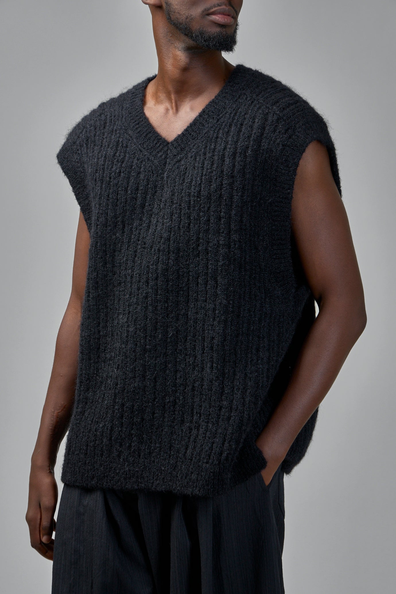 Knit#72 Wide fit Sleeveless V-Neck
