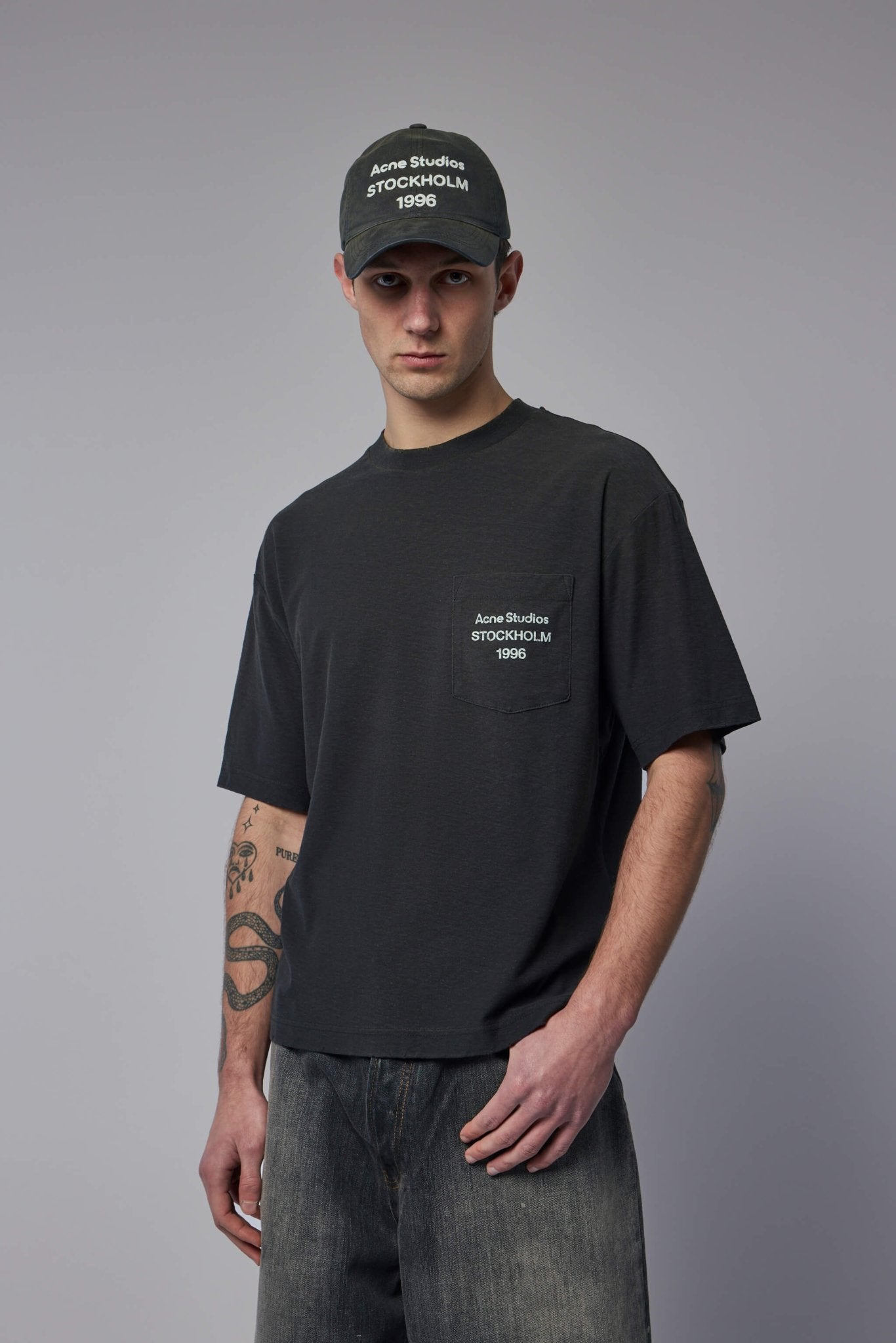 Acne Studios クロップドTシャツ cylea Acne Studios Cylea is a cropped, boxy fit t–shirt with a washed