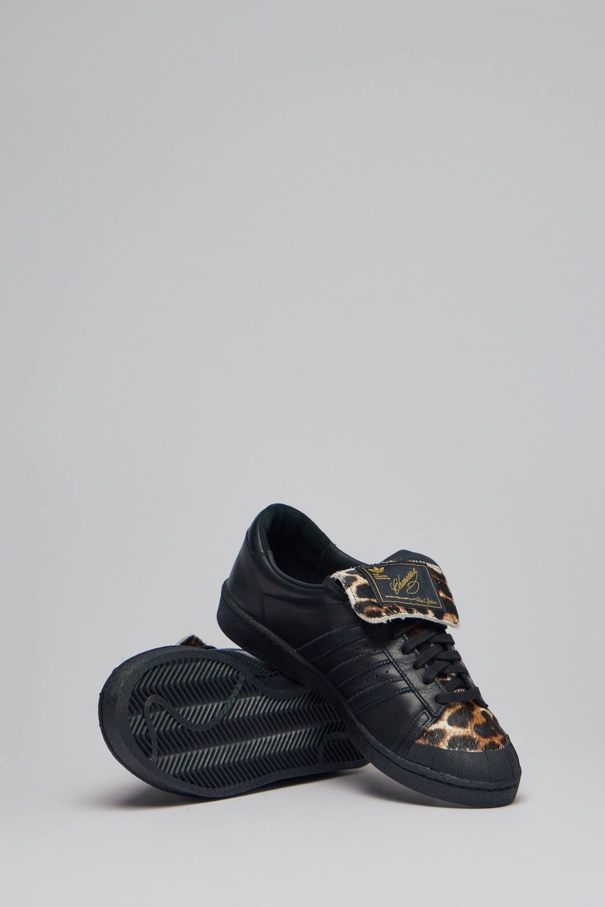 Lace-up closure and rounded toe cap design on Chavarria Jabbar Low