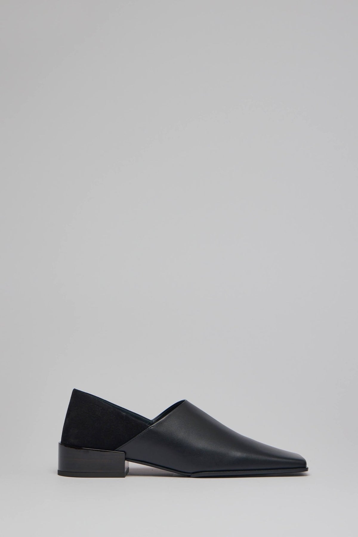 Alaïa Low Top Sneakers in minimalist design with pointed toe
