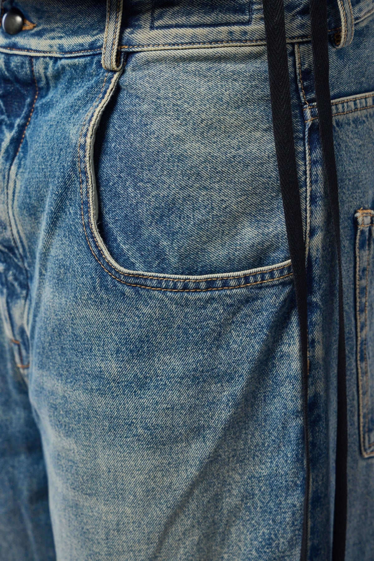 Back view of Michaël high comfort trousers showing relaxed silhouette