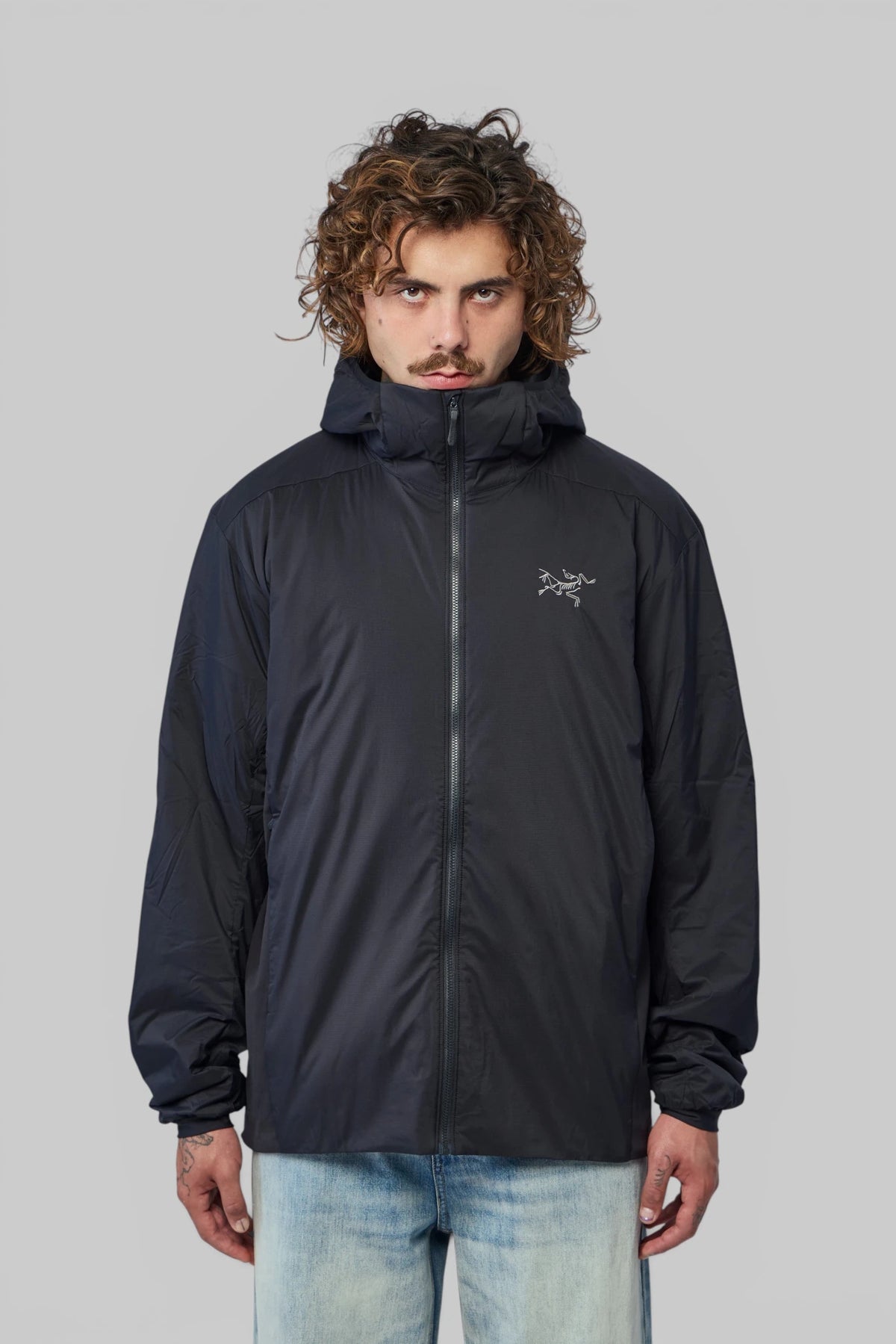 Close-up of ARC'TERYX Atom Hoody M embroidered chest logo