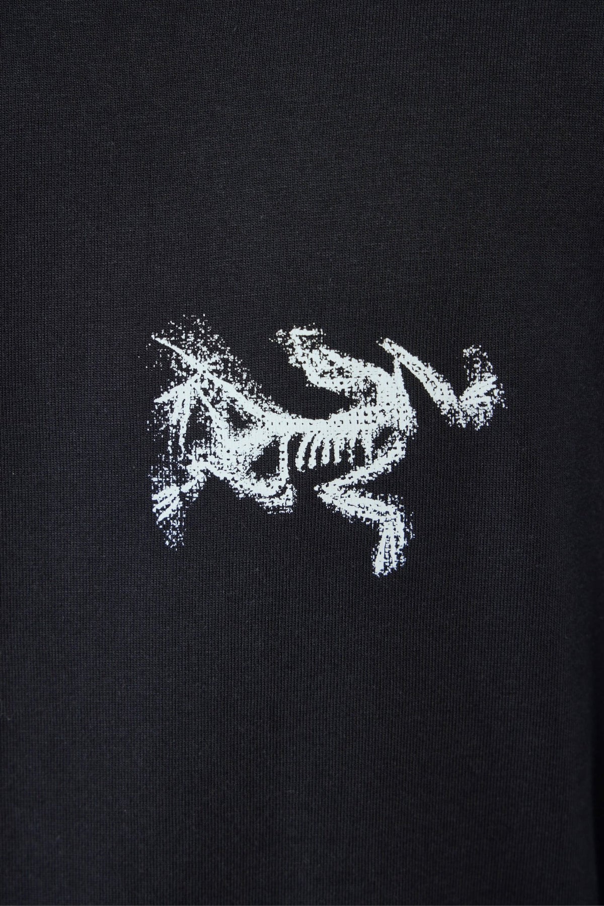 Side profile view of ARC'TERYX Kragg long sleeve tee styling