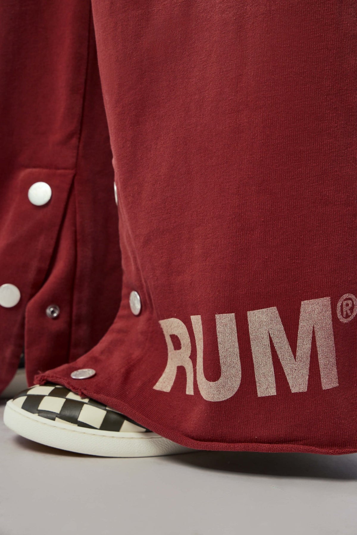 Elastic waistband detail on premium cotton cargo pants