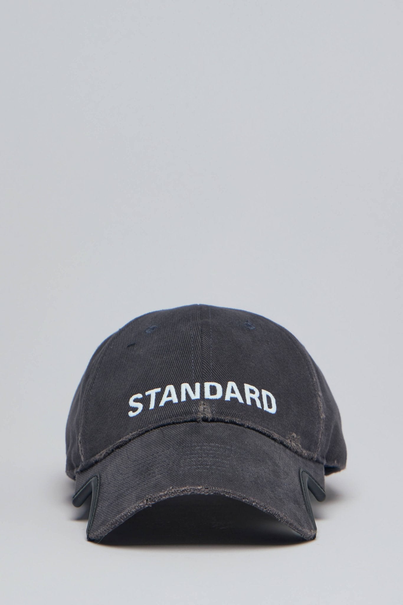 Gang.　BALENCIAGA　CAP BALENCIAGA Perforated Spike Cap in Black - 8305654F1B61000