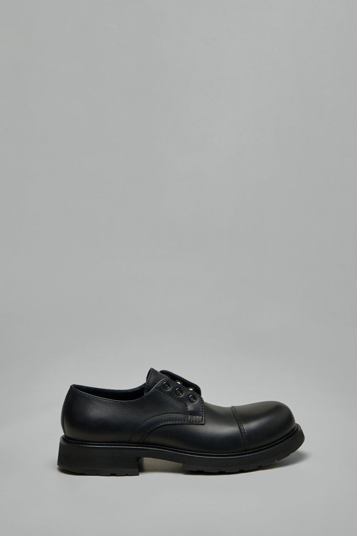 Balenciaga flats in black leather with Derby-style lace-up design