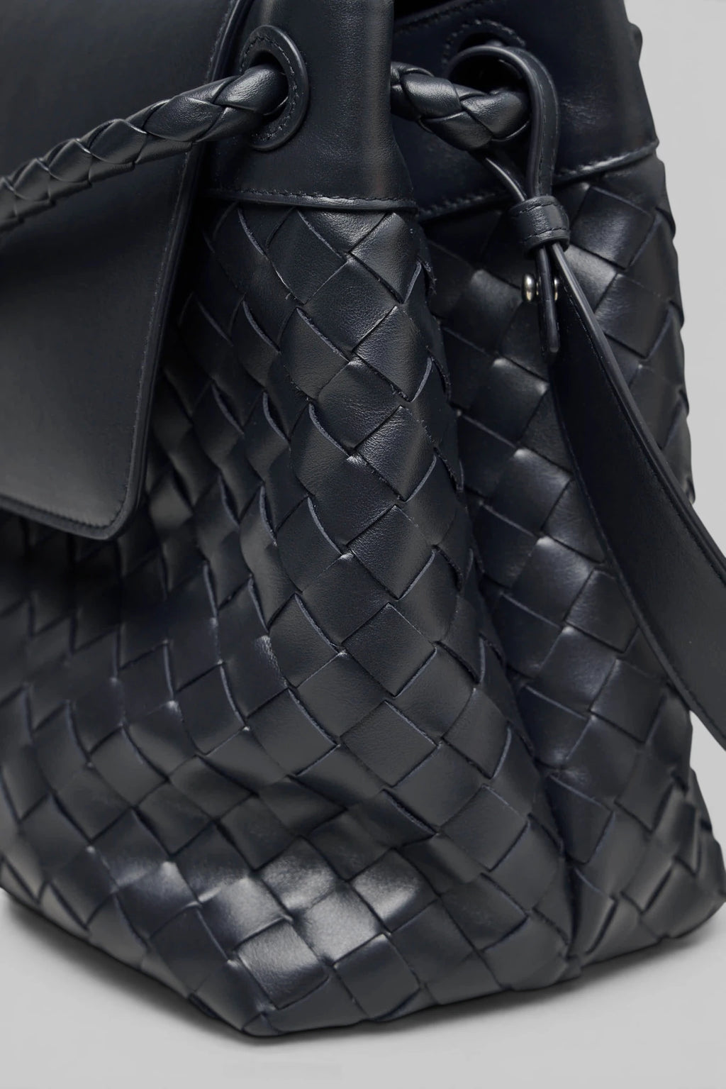 Bottega Veneta Avenue Intrecciato clutch rectangular silhouette side view
