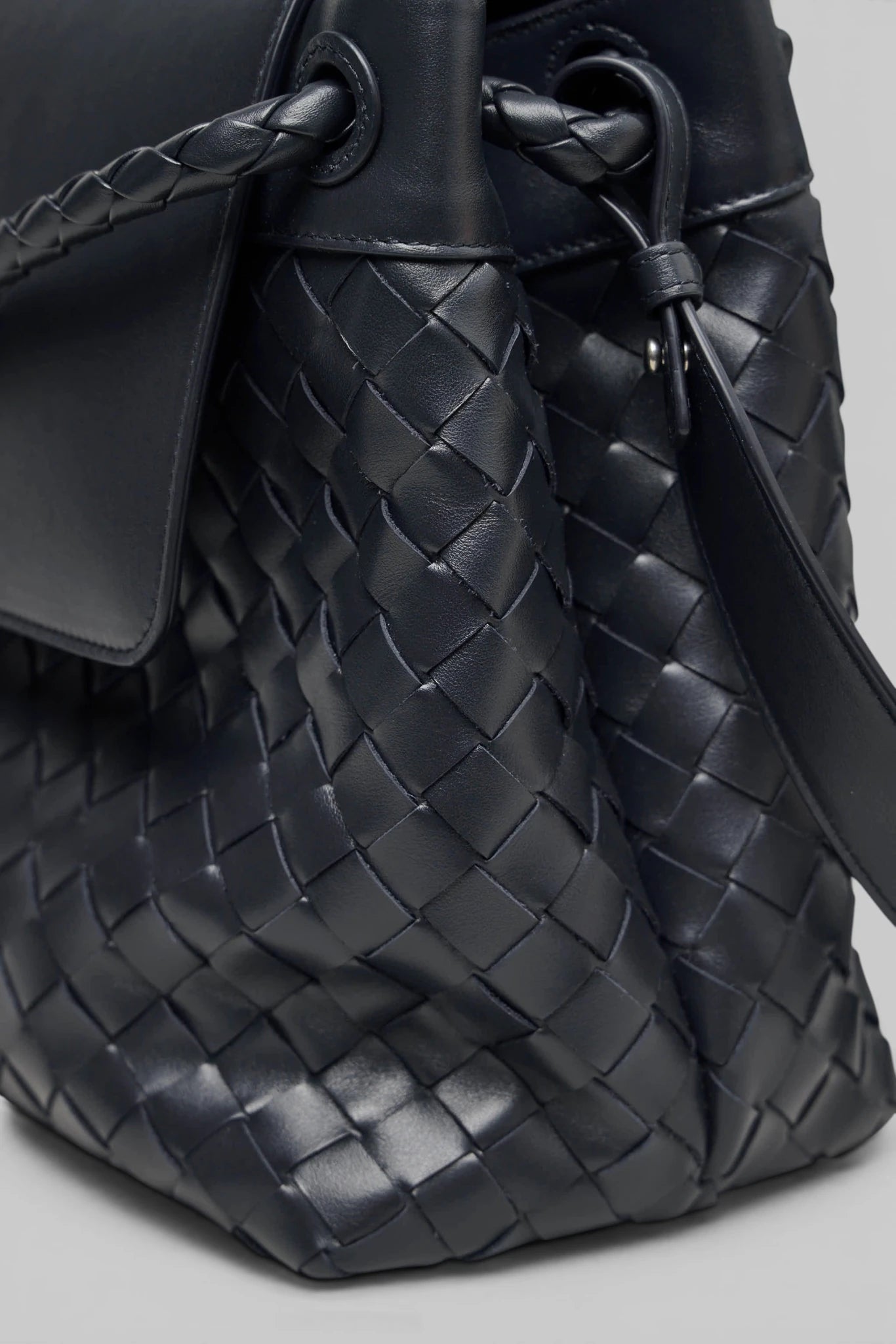 Bottega Veneta Avenue Intrecciato clutch rectangular silhouette side view
